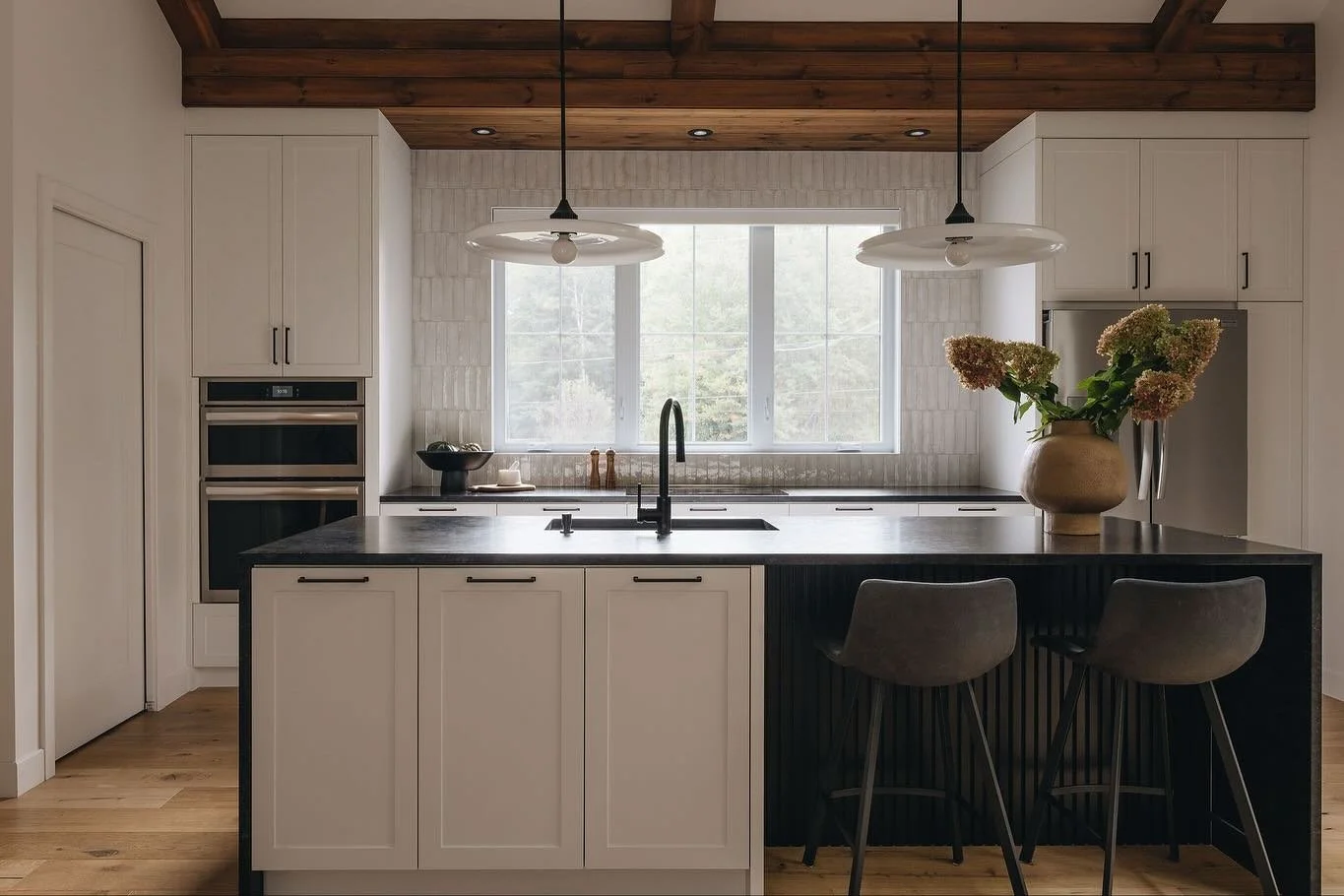 Le projet Fabi dans son ensemble 

Une cuisine o&ugrave; l&rsquo;espace ne manque pas, tant pour cuisiner que pour tout bien ranger. ✨

Photos par @photographieinterieure.co 
Pour en voir plus, visitez atelierhem.ca