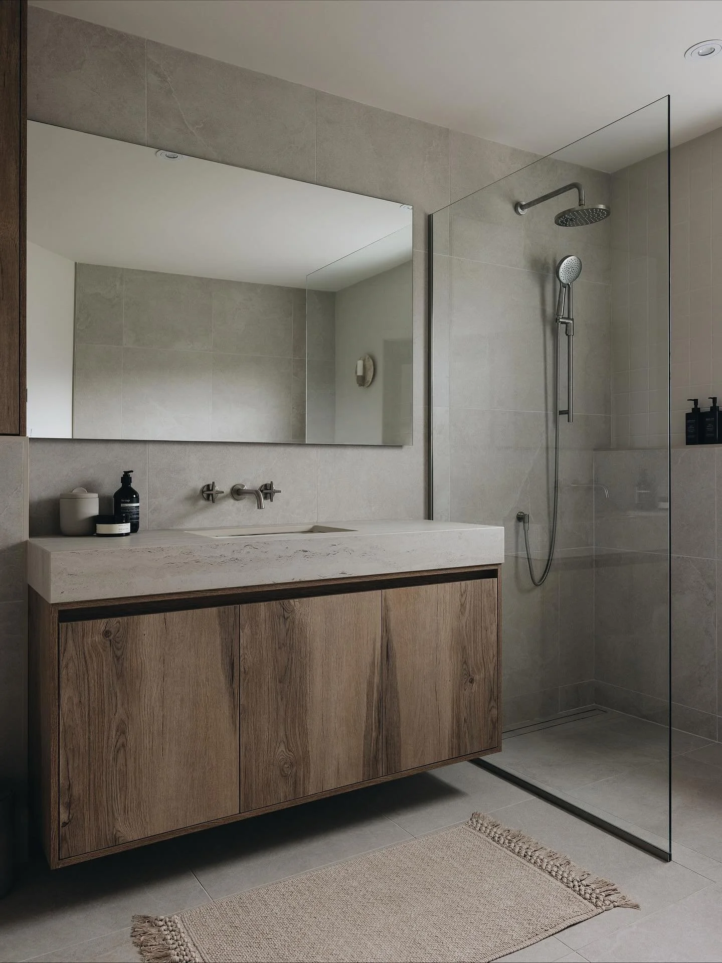 Projet Gallant,

Une salle de bain minimaliste et contemporaine. 🤍 

L&rsquo;harmonie des textures et des tonalit&eacute;s est un coup de coeur ici. La tuile et le comptoir &agrave; effet pierre agenc&eacute;s avec le bois plus brut cr&eacute;er une