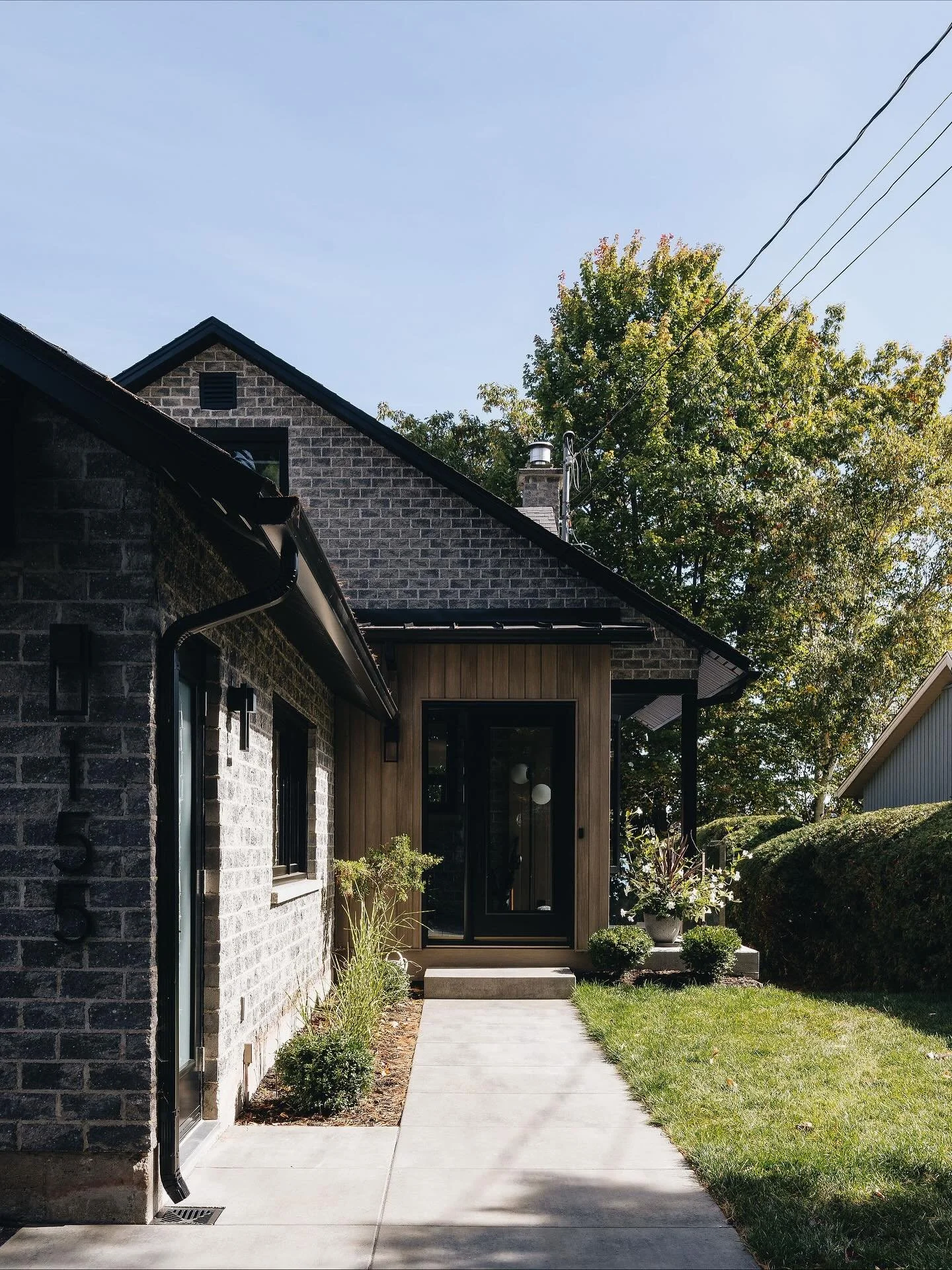 Nous vous pr&eacute;sentons aujourd&rsquo;hui le Projet des Bouleaux,

Cette charmante r&eacute;sidence, situ&eacute;e sur les rives du lac Memphr&eacute;magog, a &eacute;t&eacute; r&eacute;nov&eacute;e de l&rsquo;int&eacute;rieur jusqu&rsquo;&agrave