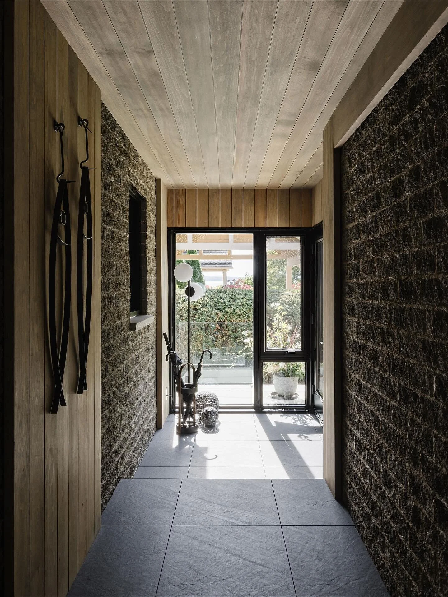 R&eacute;sidence des Bouleaux | L&rsquo;entr&eacute;e 🤎

Ce premier vestibule, qui cr&eacute;e une transition entre l&rsquo;int&eacute;rieur et l&rsquo;ext&eacute;rieur, est particuli&egrave;rement int&eacute;ressant pour pr&eacute;server l&rsquo;in