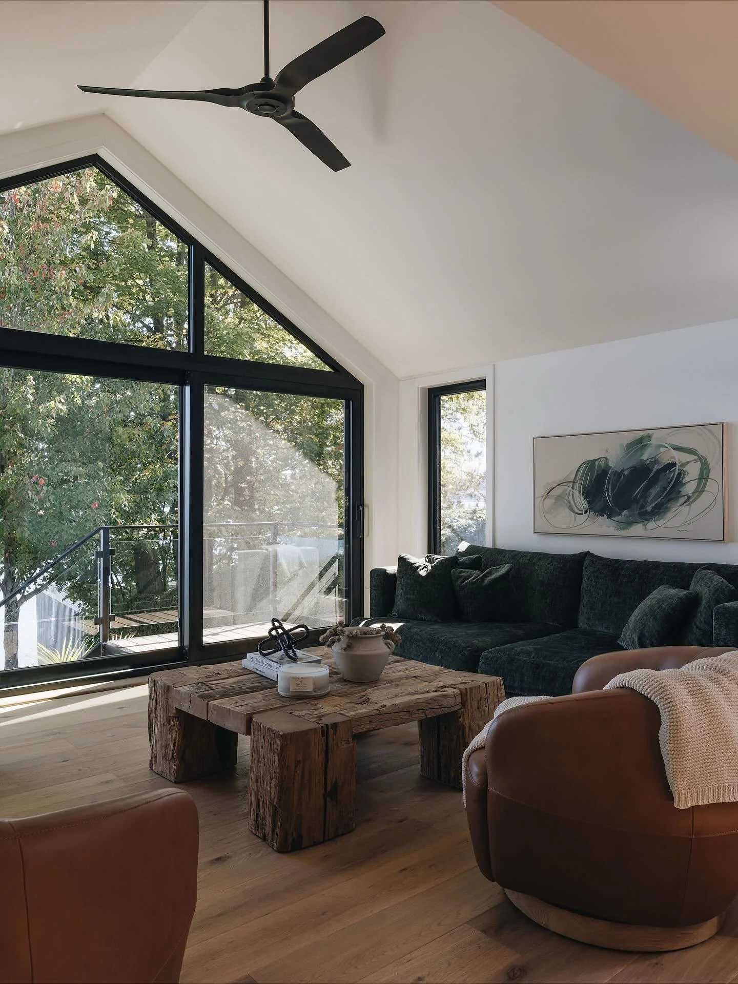 des Bouleaux de l&rsquo;int&eacute;rieur, 

Cette pi&egrave;ce s&eacute;jour, toute en simplicit&eacute; pour se sentir bien chez soi, en admirant le paysage. 
_

Photos par @photographieinterieure.co