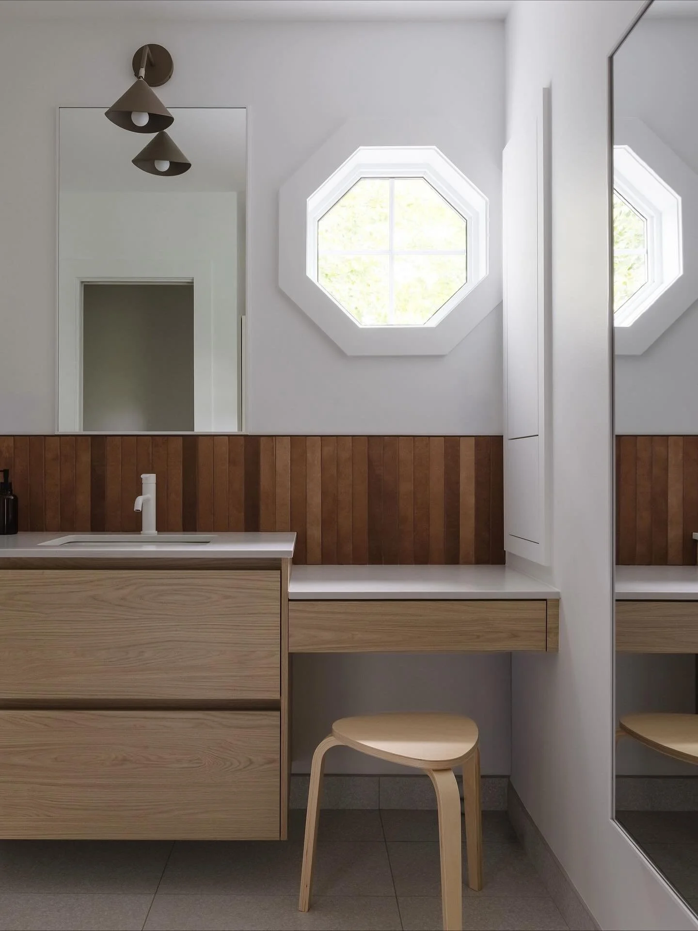 Projet Giusti,

Une salle de bain polyvalente et intemporelle avec quelques touches plus ludiques. Le parfait m&eacute;lange pour une pi&egrave;ce d&eacute;di&eacute;e aux enfants. 

Ici, l&rsquo;espace vanit&eacute; offre plusieurs types de rangemen