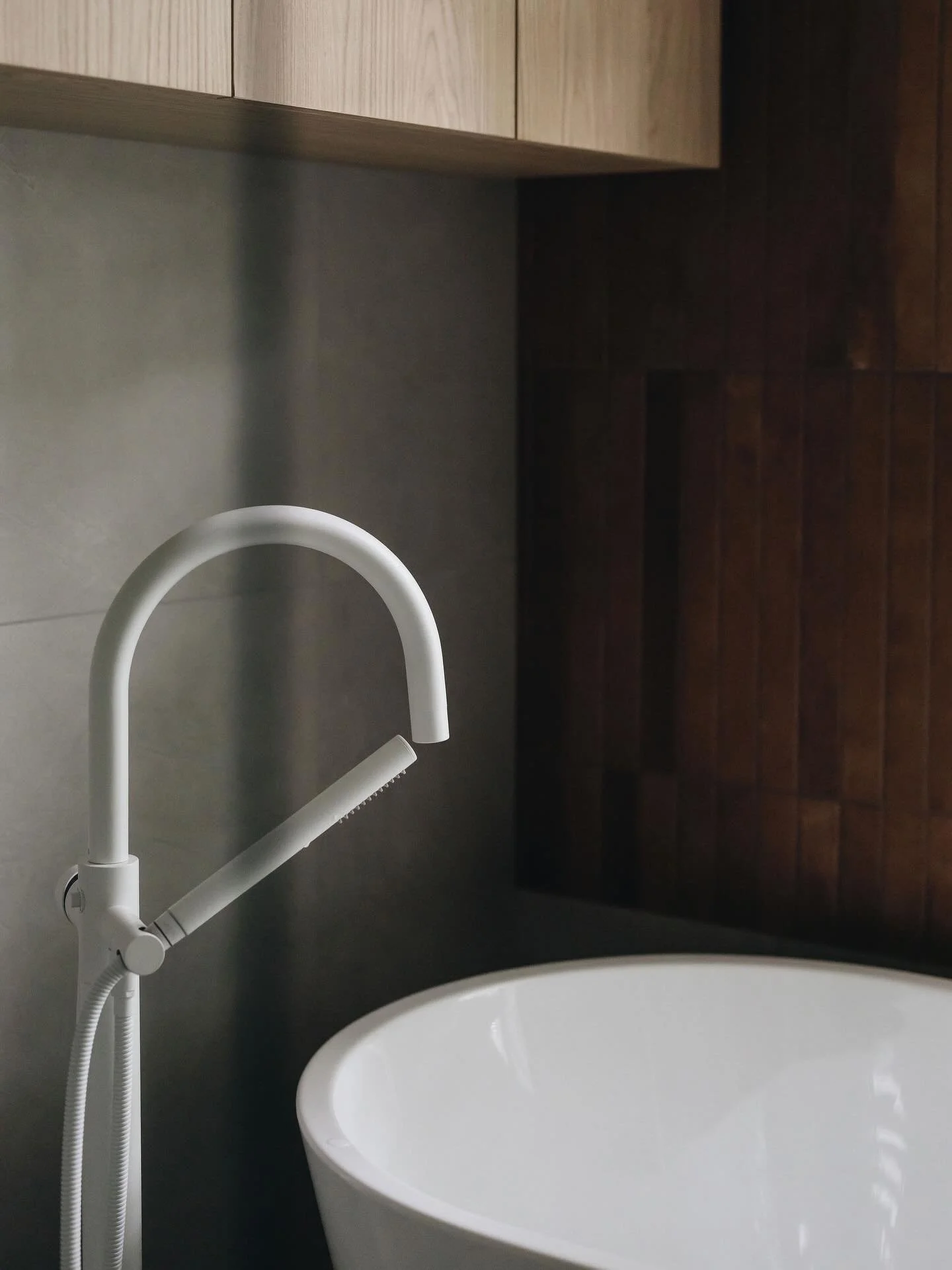 Une pi&egrave;ce &agrave; l&rsquo;&eacute;preuve de l&rsquo;eau, offrant toute l&rsquo;intimit&eacute; et les commodit&eacute;s n&eacute;cessaires !

La robinetterie blanche, en contraste avec la tuile rectangulaire terracotta, s&rsquo;harmonise &agr