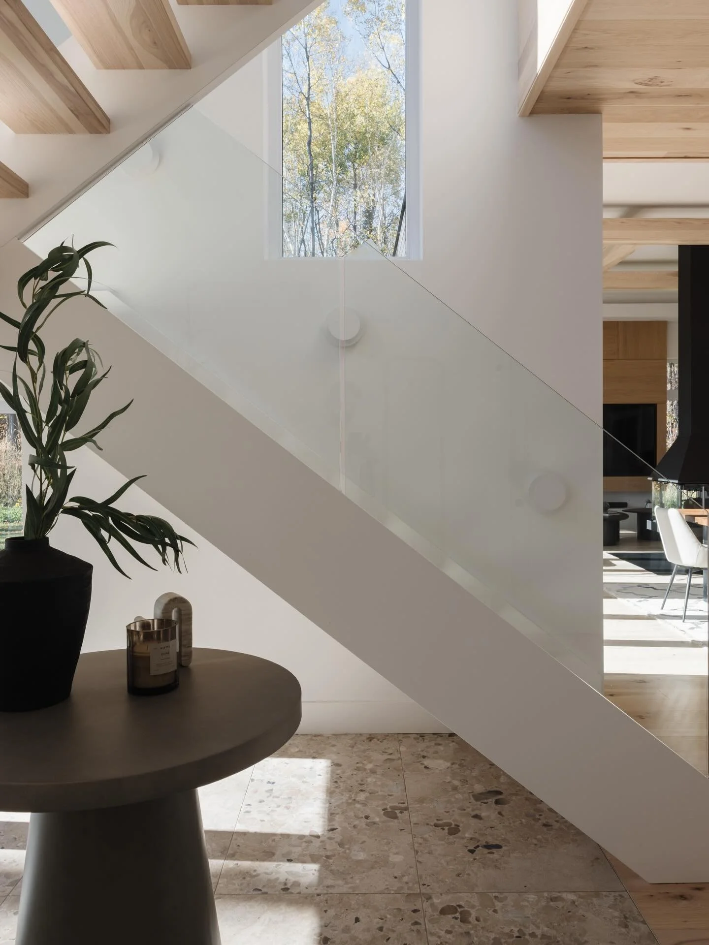 Projet Orford | L&rsquo;entr&eacute;e 

On d&eacute;voile enfin les premi&egrave;res images de cette r&eacute;sidence principale d&rsquo;envergure. Une magnifique demeure d&rsquo;inspiration contemporaine et scandinave o&ugrave; les mat&eacute;riaux 