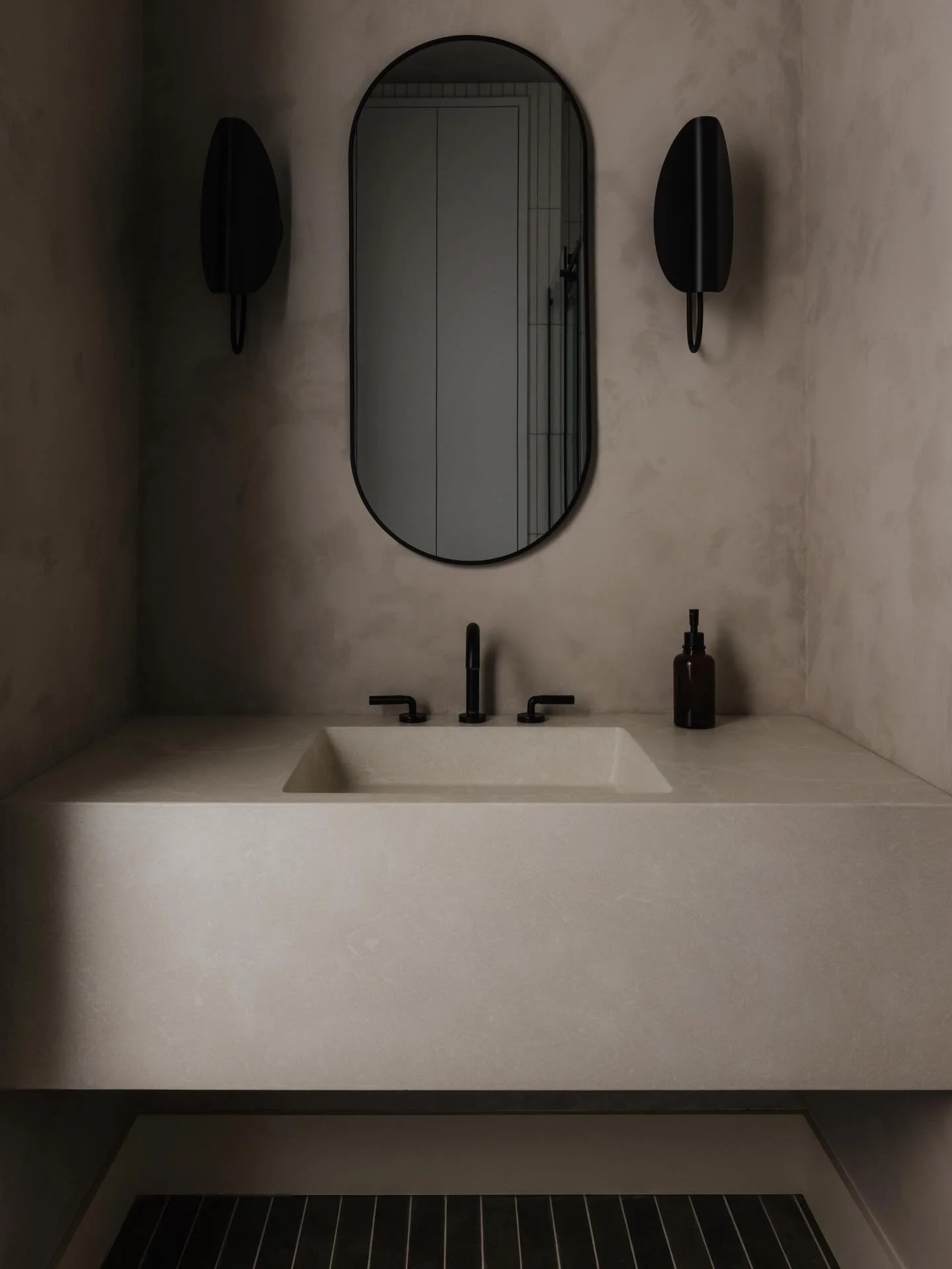 Projet Orford | La salle d&rsquo;eau

Nous avons un petit penchant pour cette pi&egrave;ce du projet et son ambiance feutr&eacute;e. 🤍

Les murs en peinture &agrave; la chaux, en contraste avec la tuile verte au sol, captent d&eacute;licatement la l