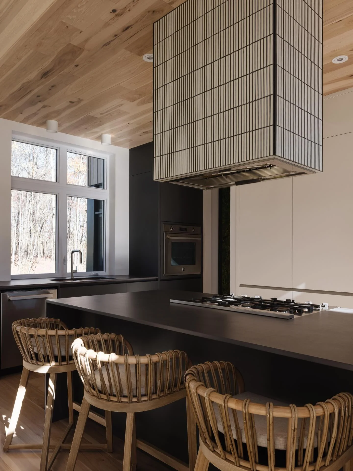 Projet Orford | Cuisine 

La cuisine, &eacute;tant le noyau de la maison, &eacute;tait toute indiqu&eacute;e pour se d&eacute;marquer des autres pi&egrave;ces, nous avons donc install&eacute; un magnifique plafond en bois visible d&egrave;s l&rsquo;e