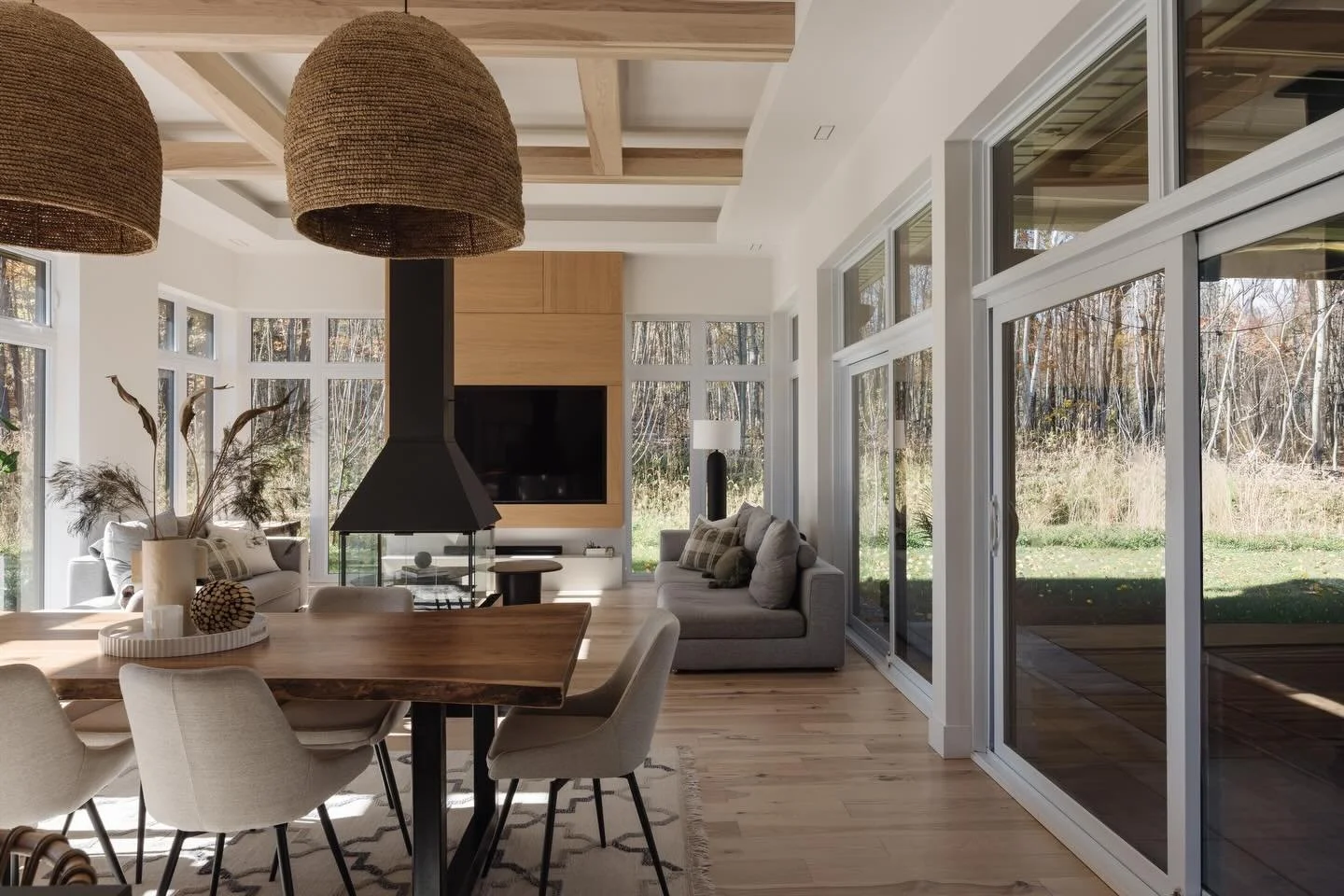 Projet Orford | L&rsquo;aire de vie

Cette partie de la maison est joliment envelopp&eacute;e par la for&ecirc;t environnante gr&acirc;ce &agrave; ses grandes ouvertures sur l&rsquo;ext&eacute;rieur. On y profite de la lumi&egrave;re du soleil tout a