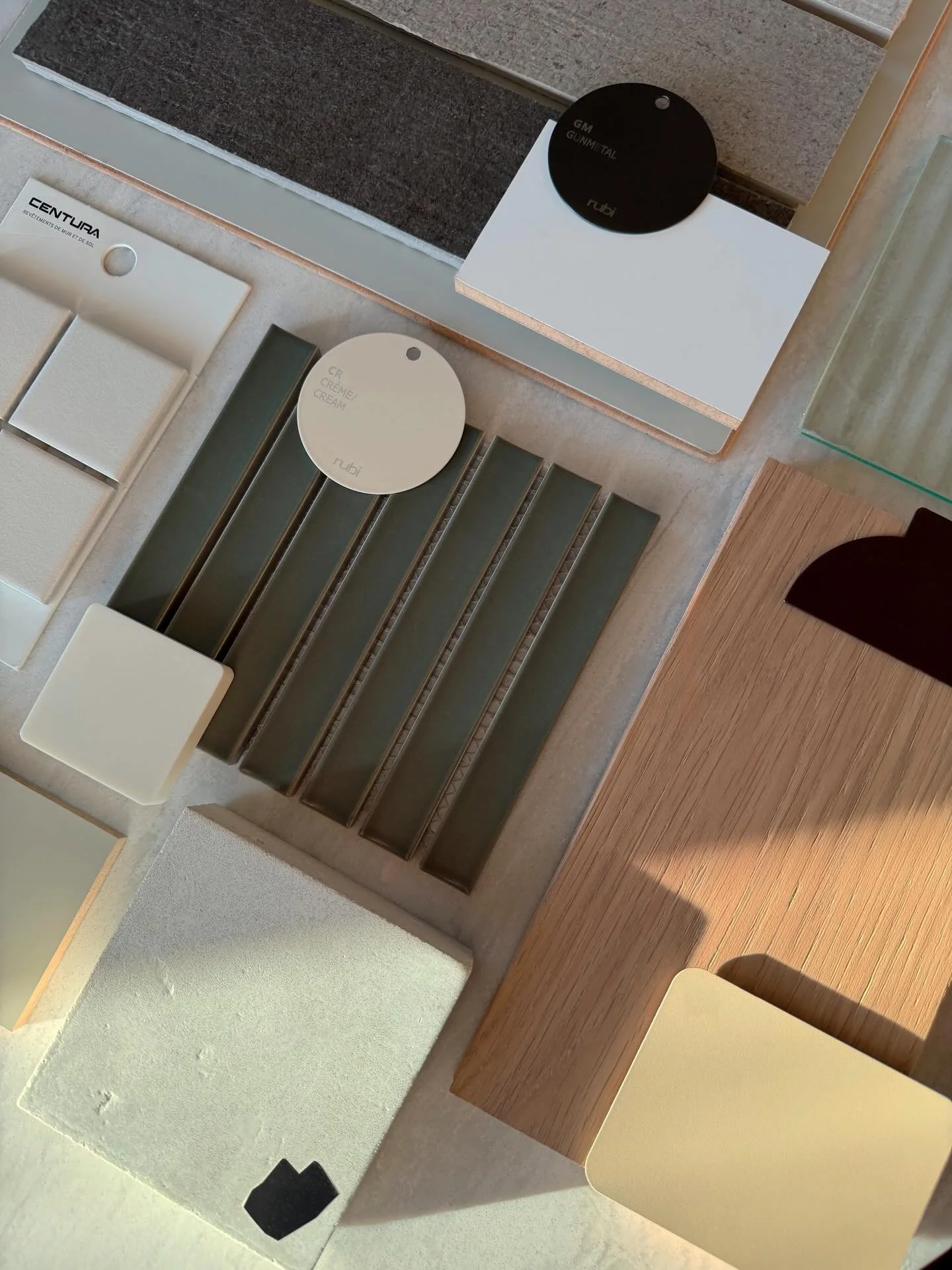 Quand la mat&eacute;rialit&eacute; prend sa forme,

Swipe pour voir un aper&ccedil;u des 3D du projet Fairfield. 👀
On adore ce m&eacute;lange minimaliste et mid century-ish des mat&eacute;riaux.