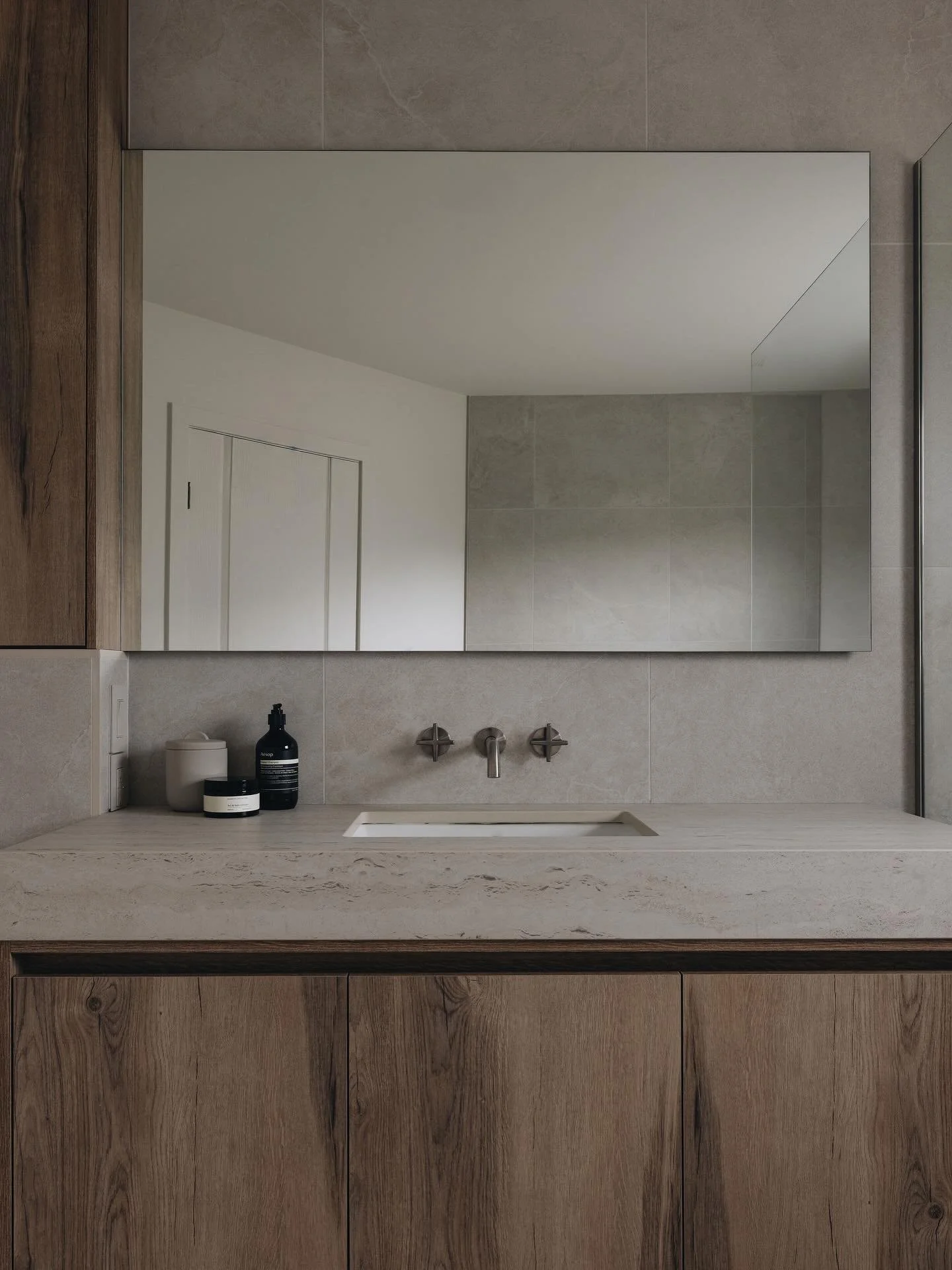Retour sur le projet Gallant,

Cette belle salle de bain minimaliste met en valeur les mati&egrave;res du bois, du travertin et de la pierre.

Sans oublier l&rsquo;applique murale en onyx de @luminaire_authentik, qui habille l&rsquo;espace bain comme