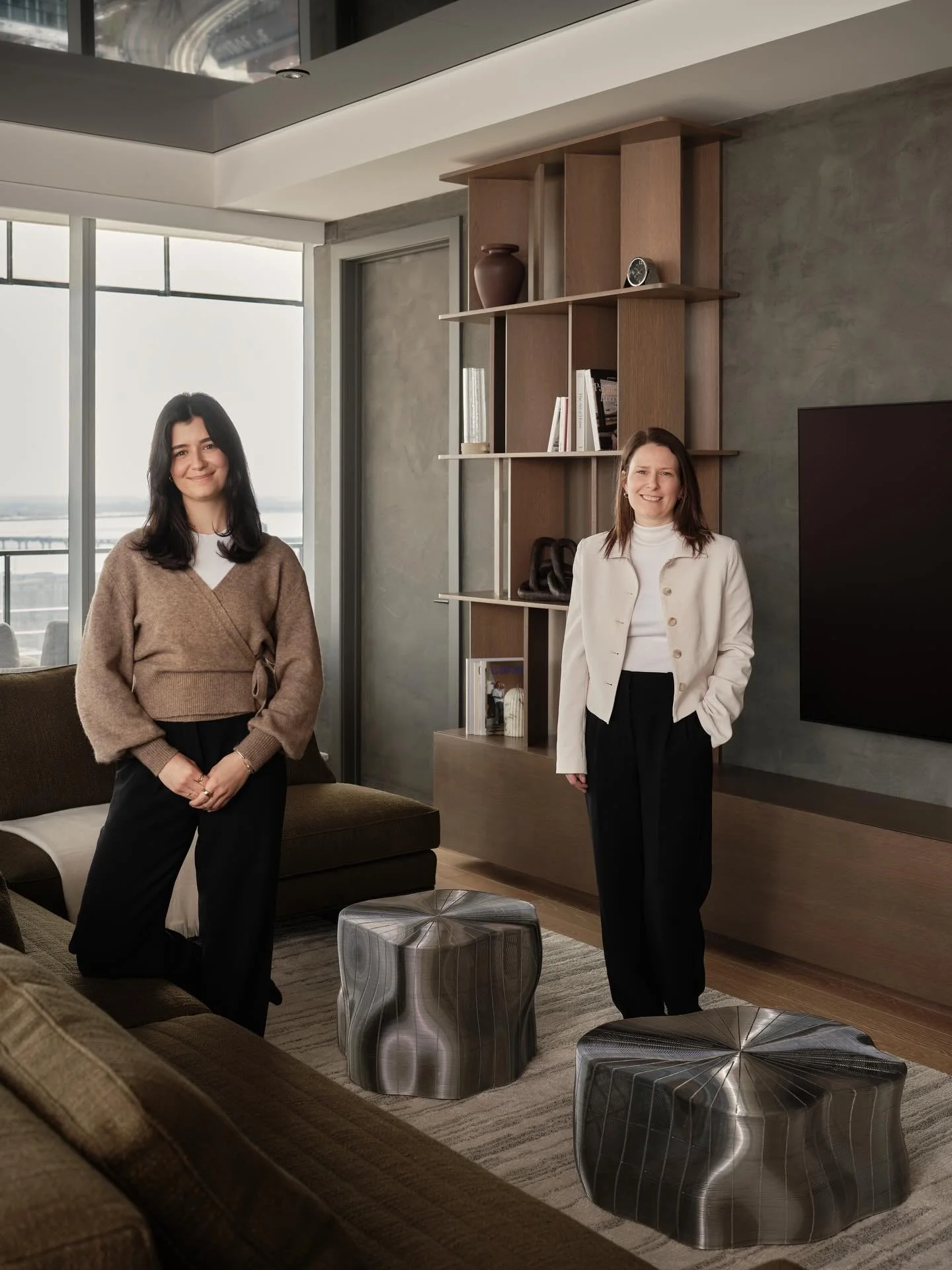 Nous sommes tr&egrave;s heureuses de vous pr&eacute;senter un premier aper&ccedil;u du projet Victoria sur le Parc 🤎

Un mandat o&ugrave; nous avons personnalis&eacute; et raffin&eacute; une unit&eacute; de penthouse existante, en y int&eacute;grant