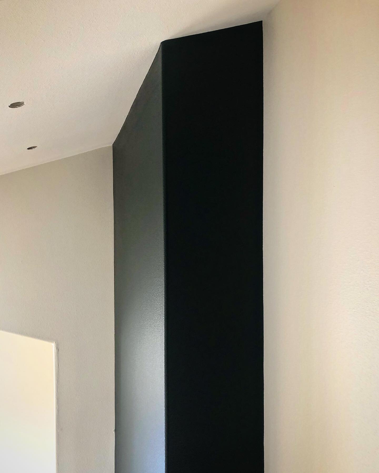 BM OC-151 &ldquo;White&rdquo; BM OC-141 &ldquo;China White&rdquo; BM HC-187 &ldquo;Black Forest Green&rdquo;
#accentwall #benjaminmoore #oc151 #white #oc141 #chinawhite #hc187 #blackforestgreen #highendpainting #somewhereinsteamboat #steamboatsprings