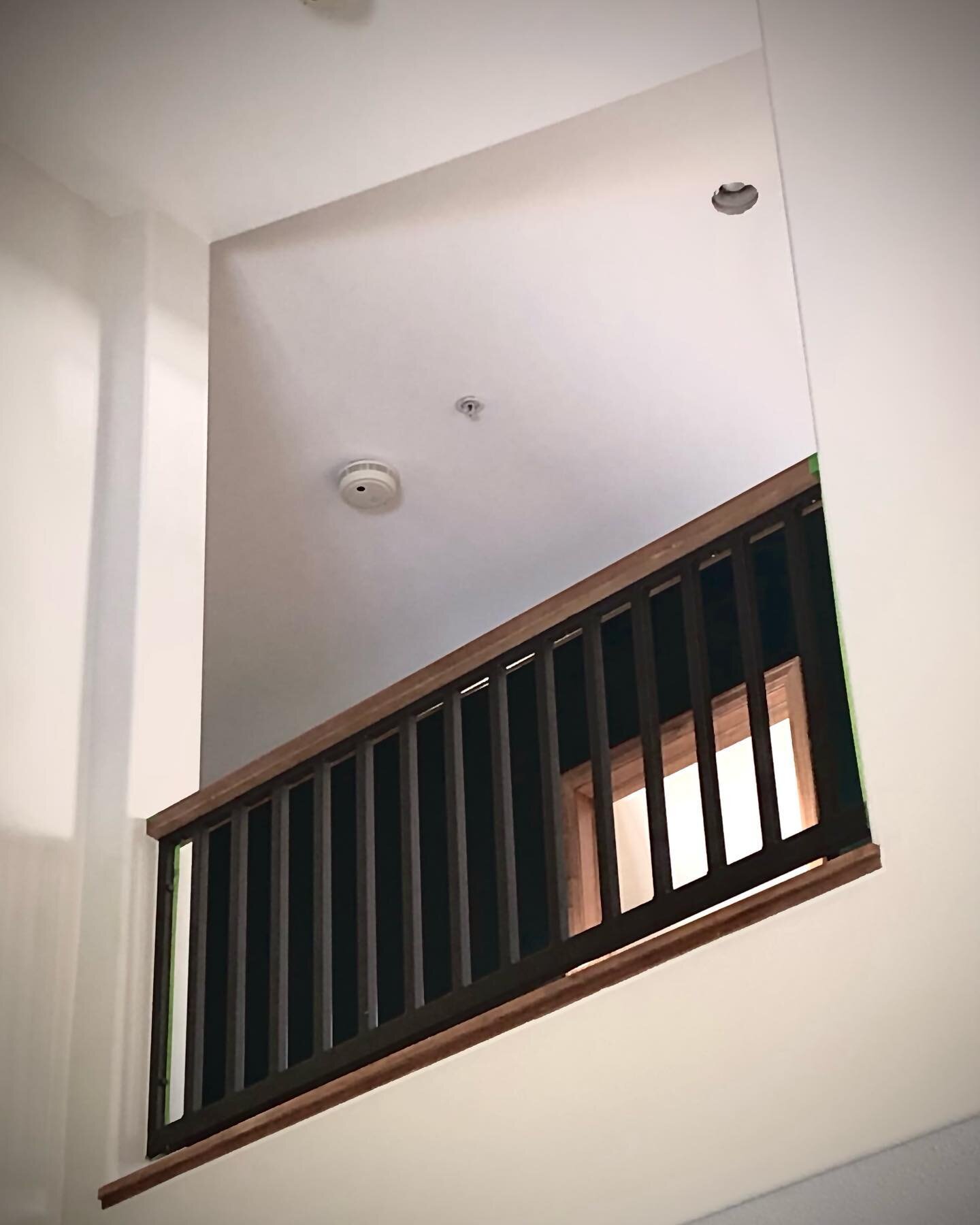 BM OC-151 &ldquo;White&rdquo; BM OC-141 &ldquo;China White&rdquo; BM HC-187 &ldquo;Black Forest Green&rdquo; 
#accentwall #benjaminmoore #oc151 #white #oc141 #chinawhite #hc187 #blackforestgreen #highendpainting #somewhereinsteamboat #steamboatspring