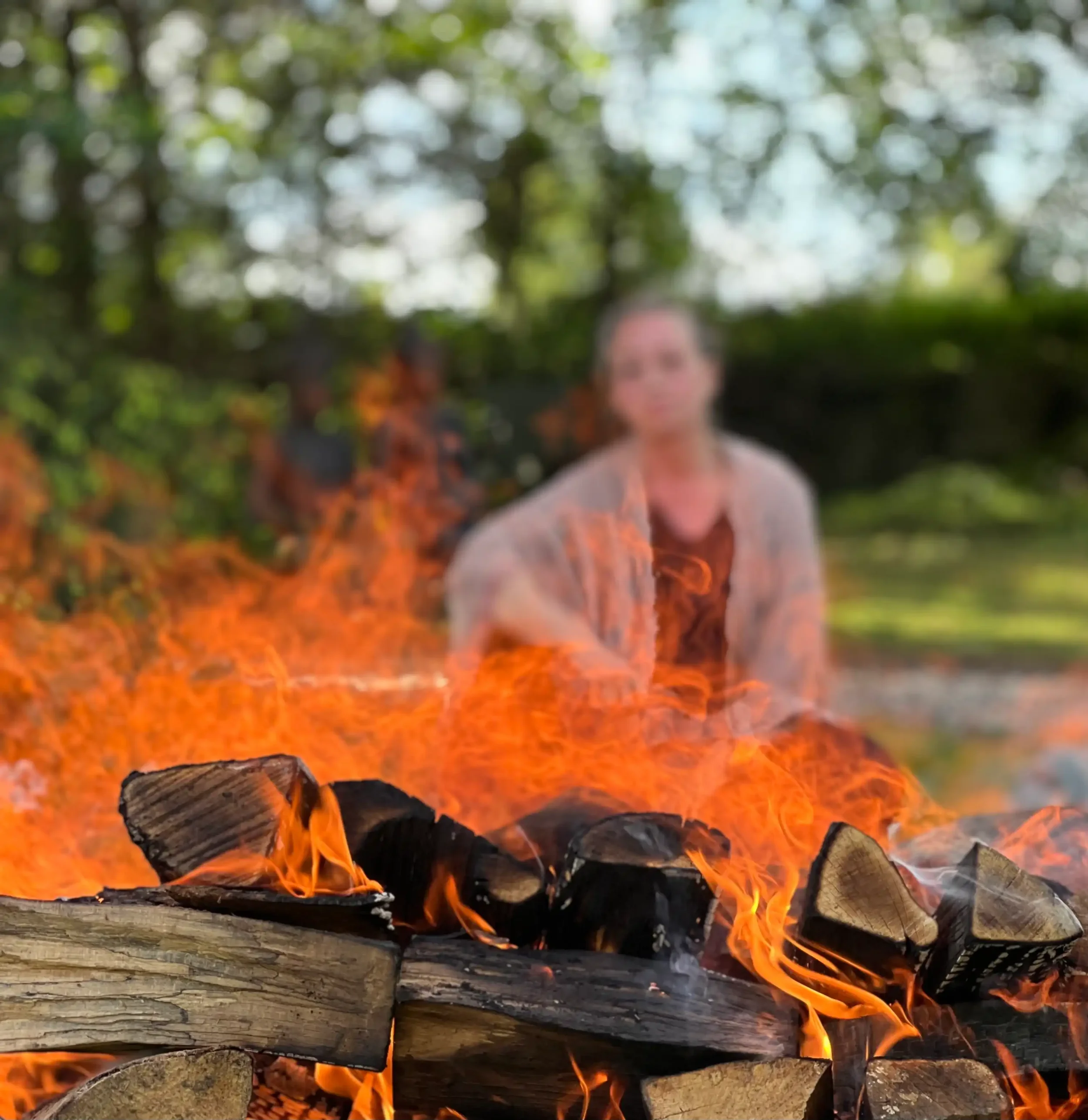 Isabell Axil sidder ved et bål