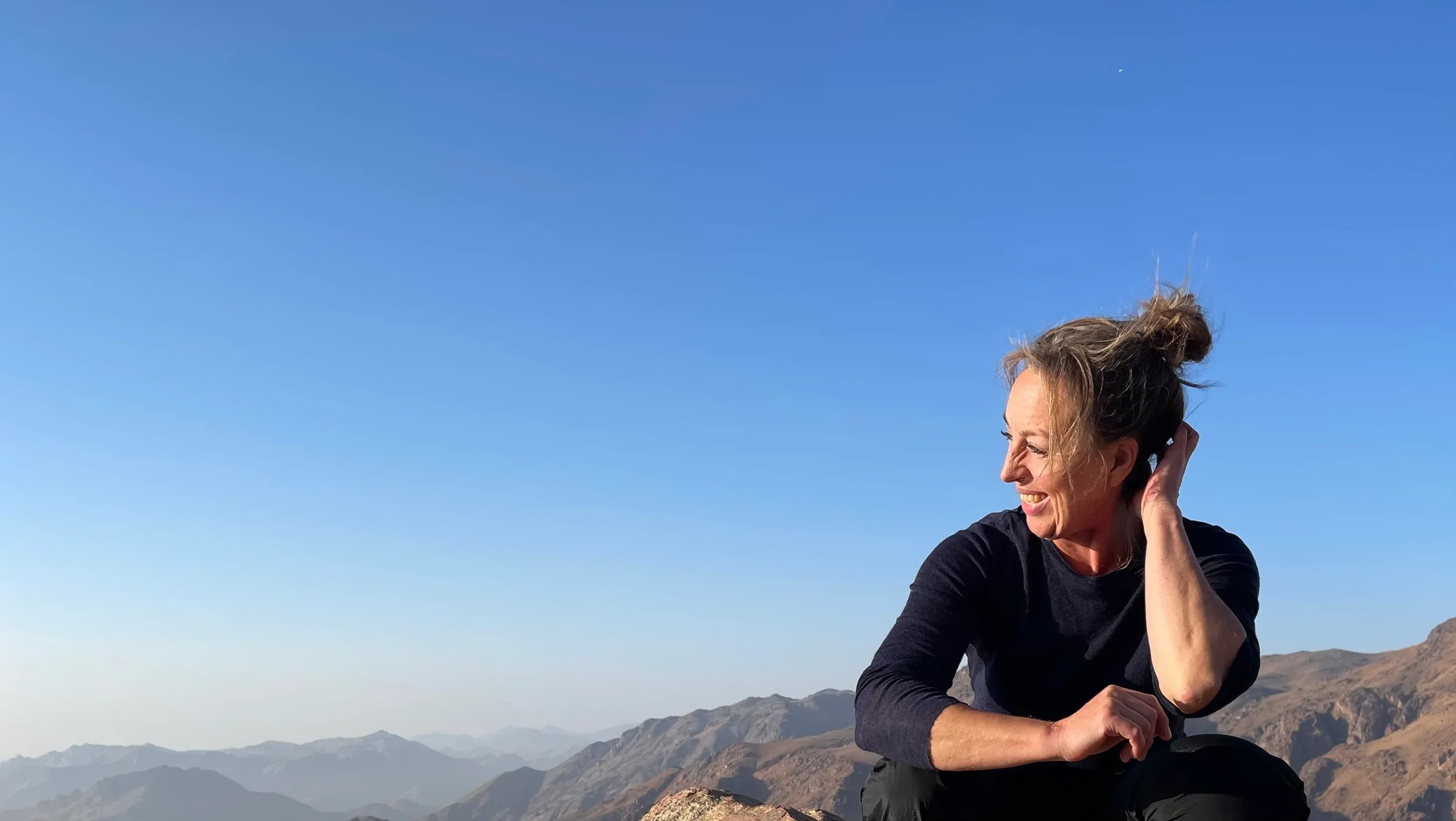 Isabell Maria Axil sidder på toppen af Mount Sinai