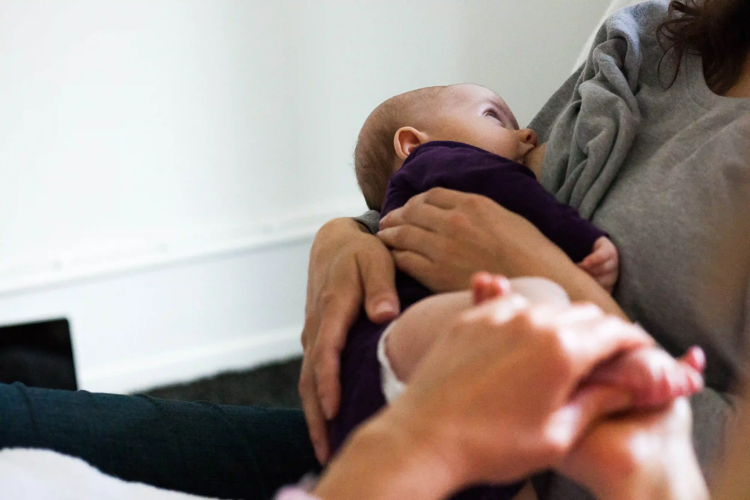 zoneterapeut Isabell Axil behandler en baby