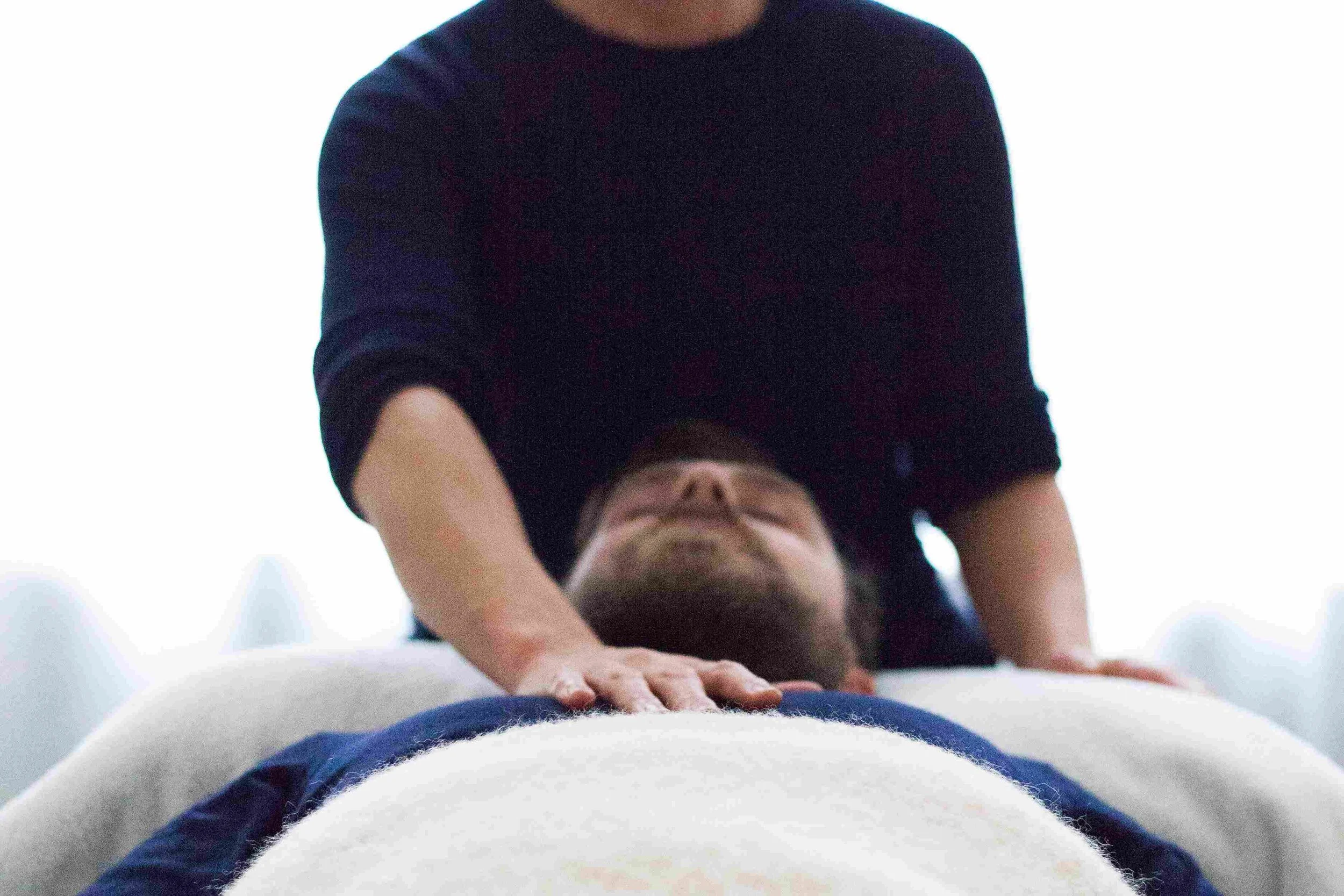 mand modtager healing af Isabell Maria Axil