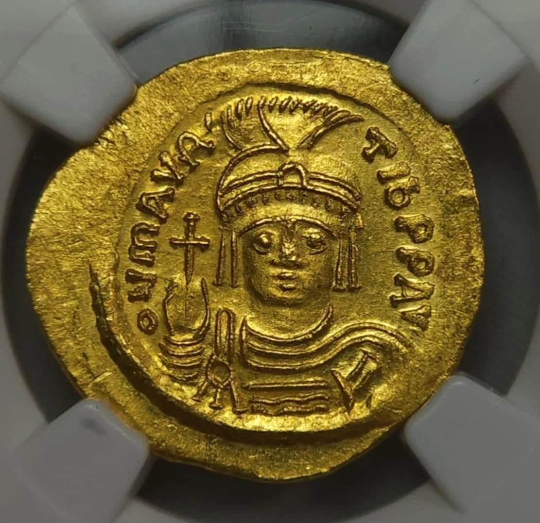 BYZANTINE EMPIRE. Maurice Tiberius. 582-602. AV solidus. 4.45 gm. 22 mm