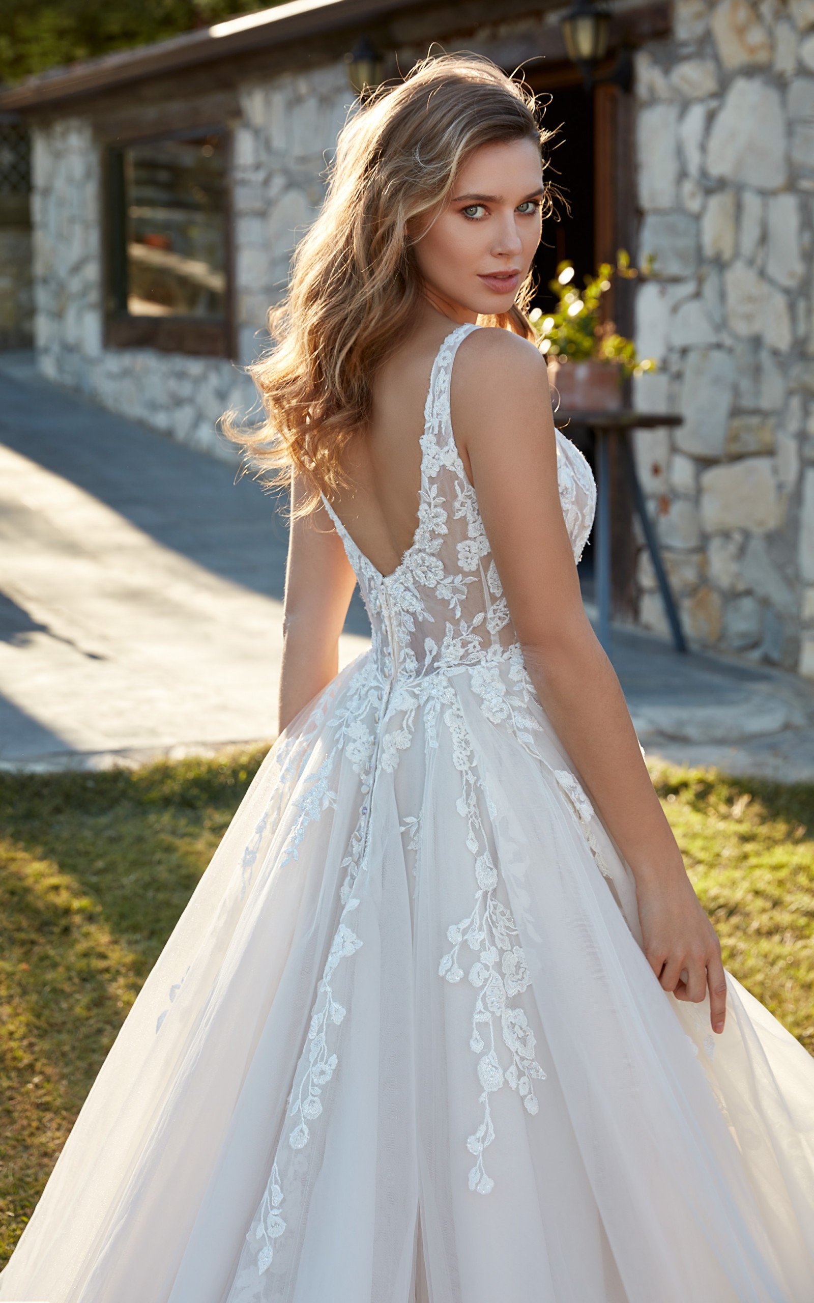 EK1510_Jessica_backclose_web-scaled.jpg