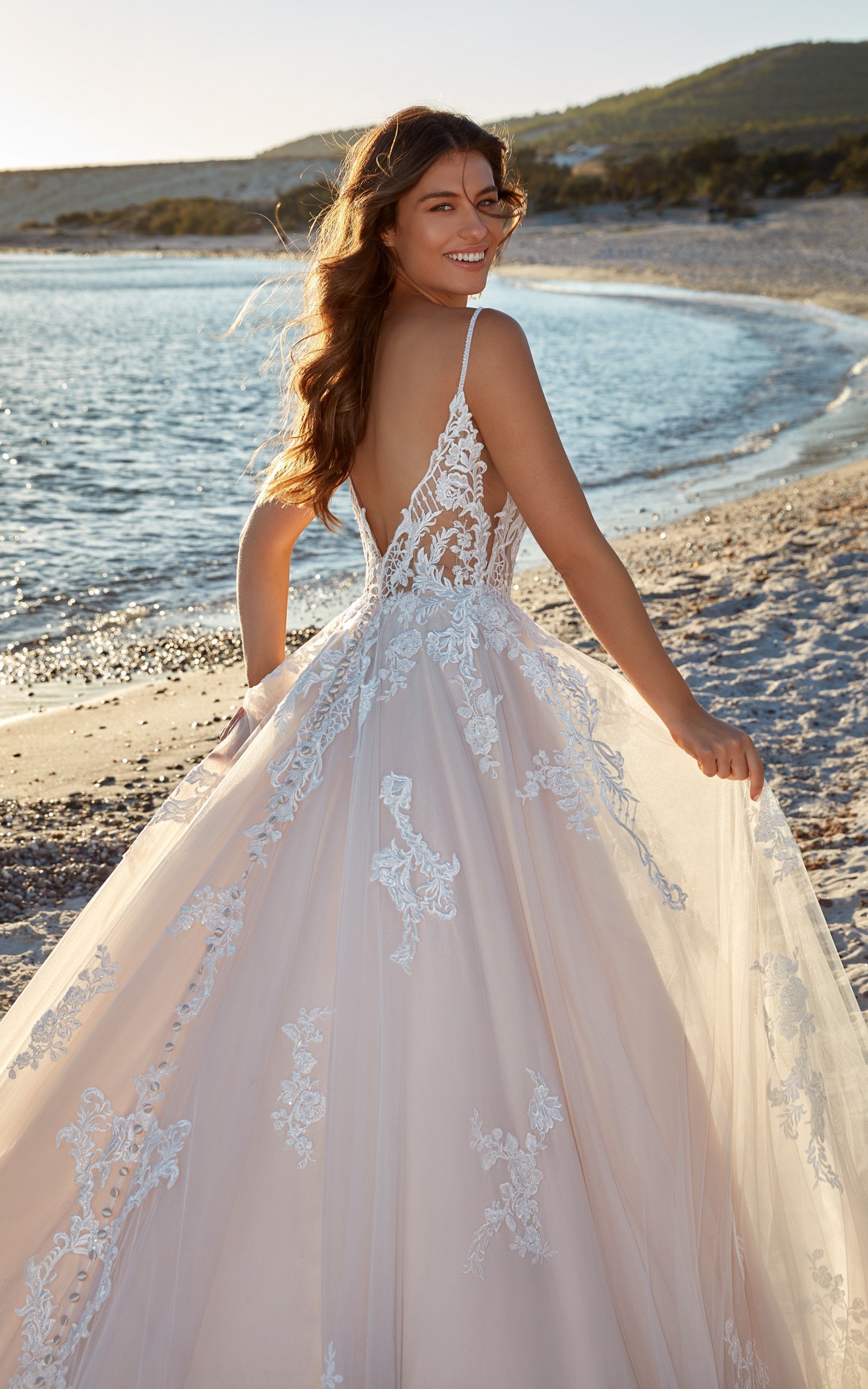 DR2307_Roxana_backclose_web-scaled.jpg
