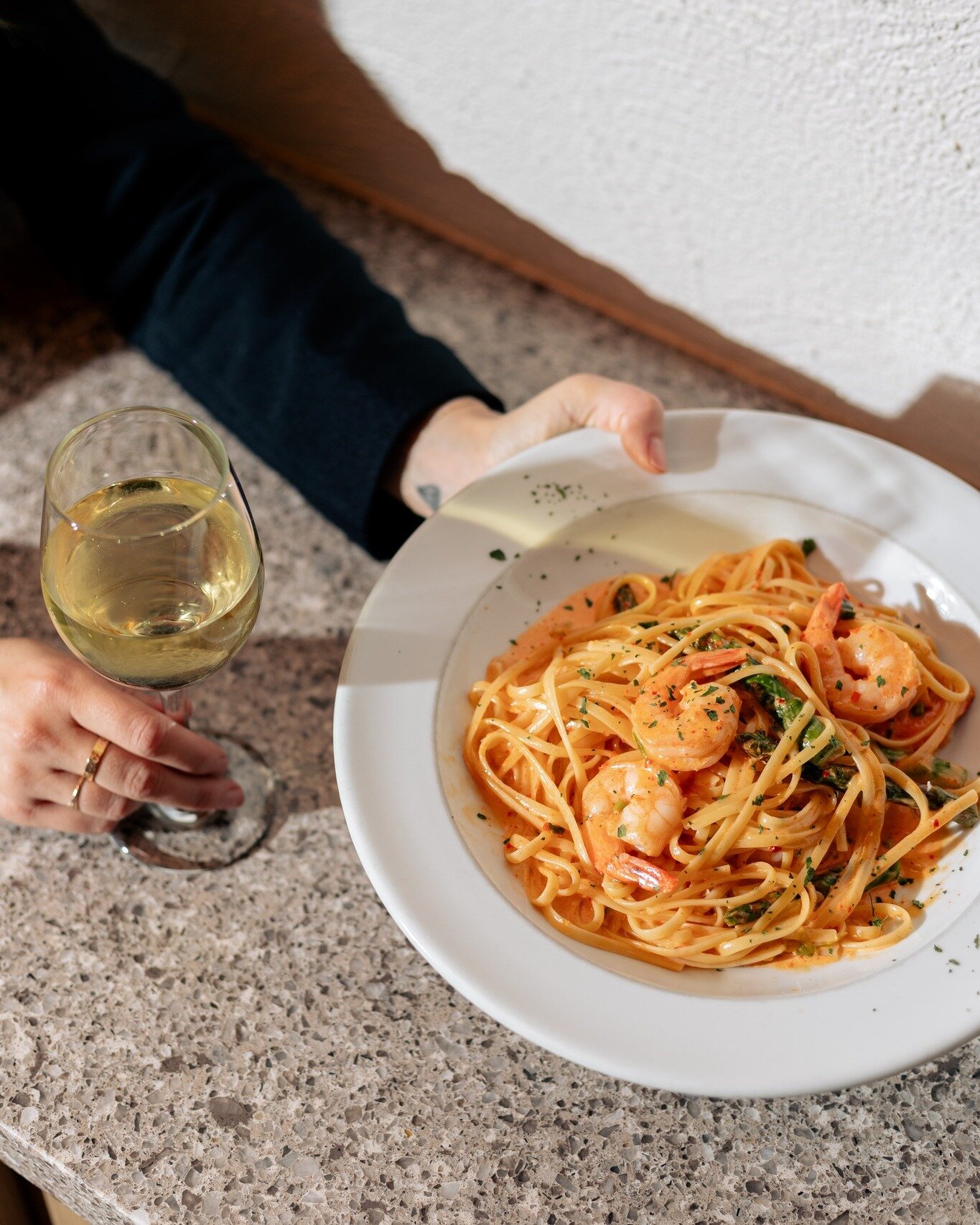 Come one, come all for a culinary experience like no other! Our delicious Prawn Linguine is the star of tonight's show - featuring succulent prawns and expertly seasoned asparagus with chilli and shallots in a creamy white wine sauce. 👌

Reserve you