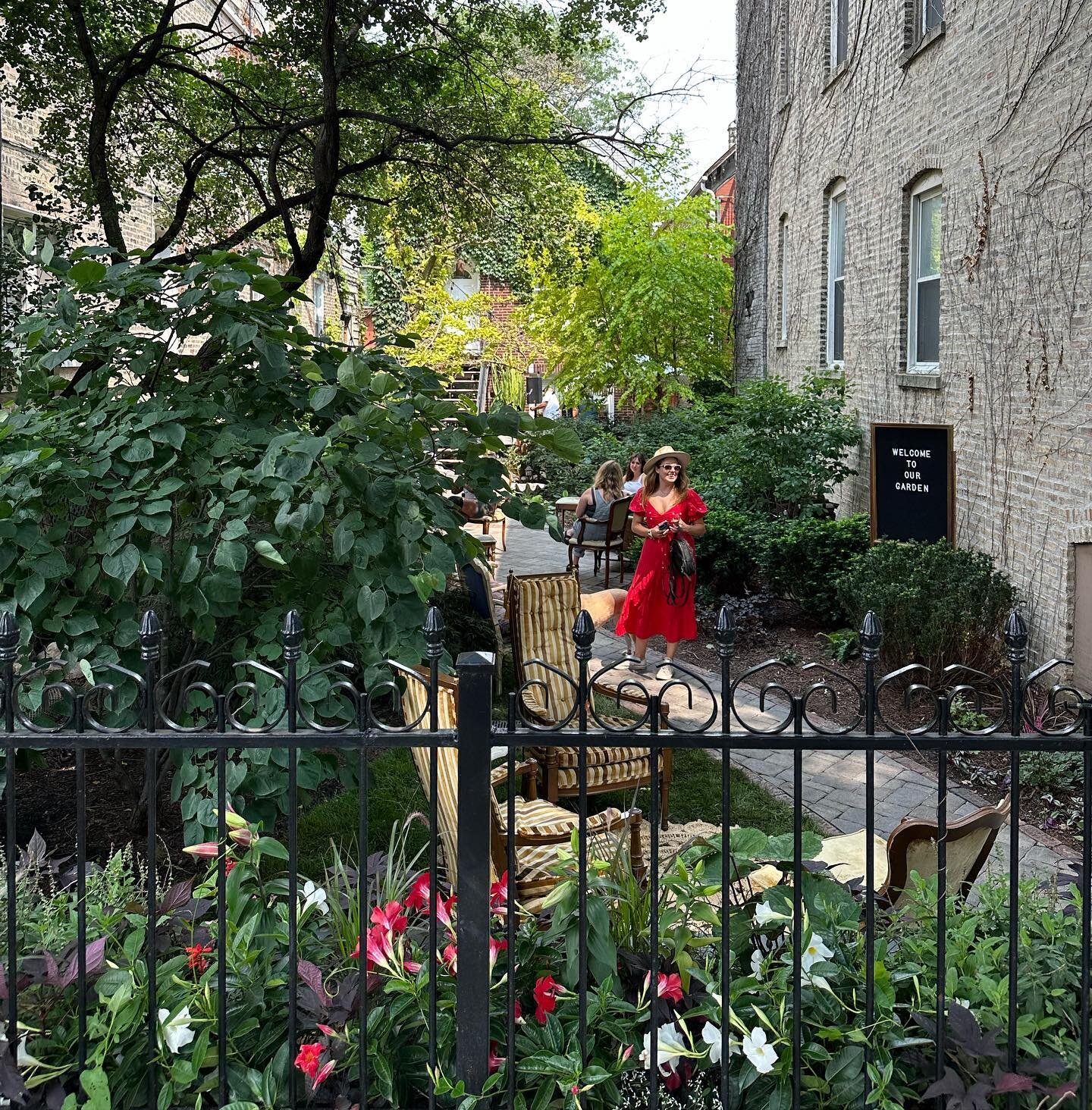 My favorite photo from the Bucktown Garden Walk. Over the weekend hundreds of neighbors, friends and family flocked around the neighborhood exploring all the beautiful gardens 🌸🌷🌻🪻

We had three bands play, all the lounge areas and a wine bar in 