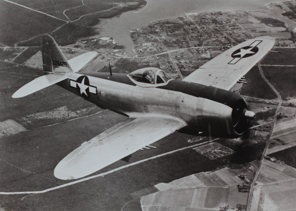 Republic_P-47D_Thunderbolt_P-47D-25-RE_42-26428_in_flight._The_Republic_P-47_Thunderbolt,_also_known_as_the_'Jug,'_was_the_biggest,_heaviest,_and_most_expensive_fighter_aircraft_in_history_to_be_(16148863068).jpg