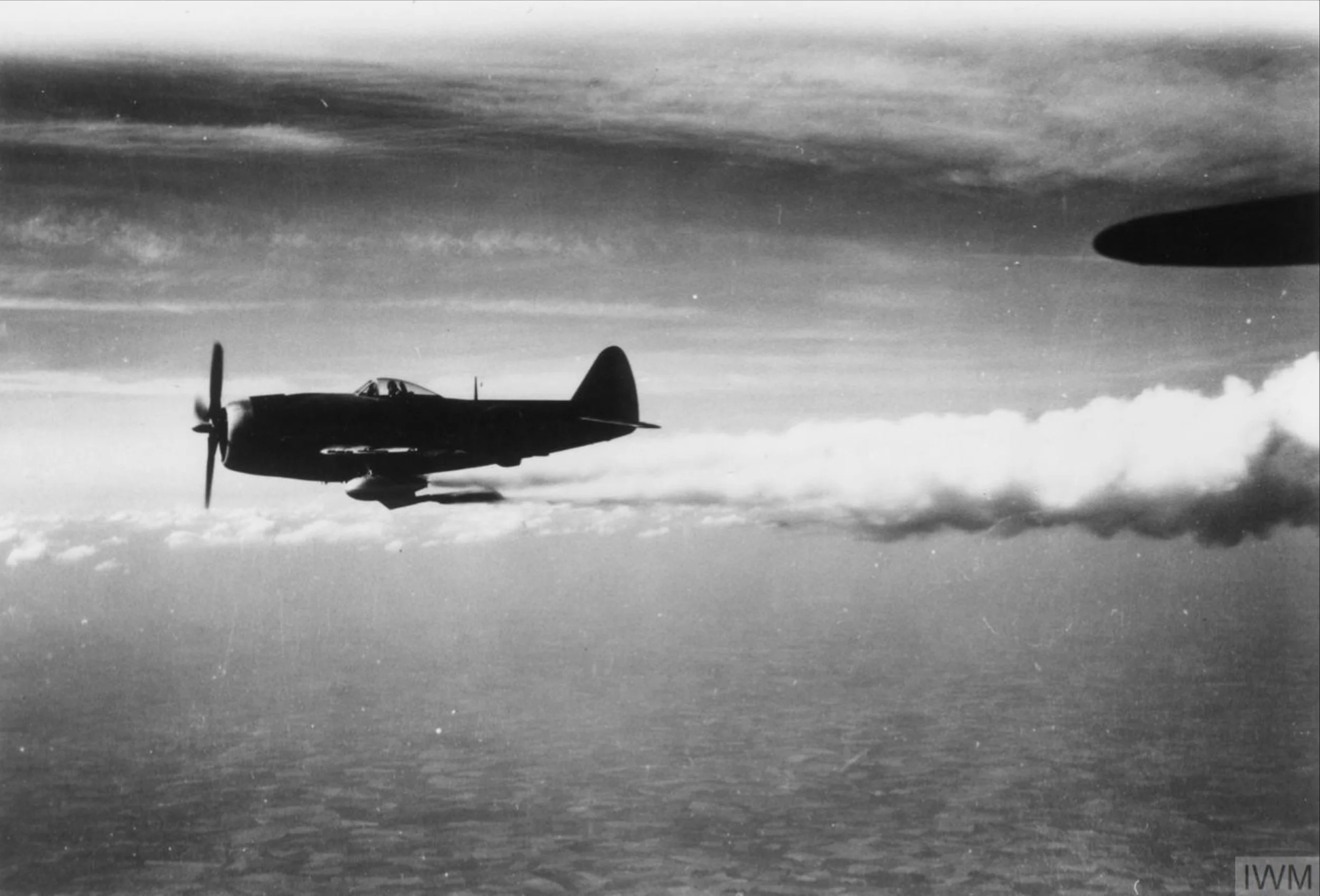 44-21228-P-47M-Thunderbolt-56FG62FS-LMR-trailing-smoke-from-a-generator-FRE2578.jpg