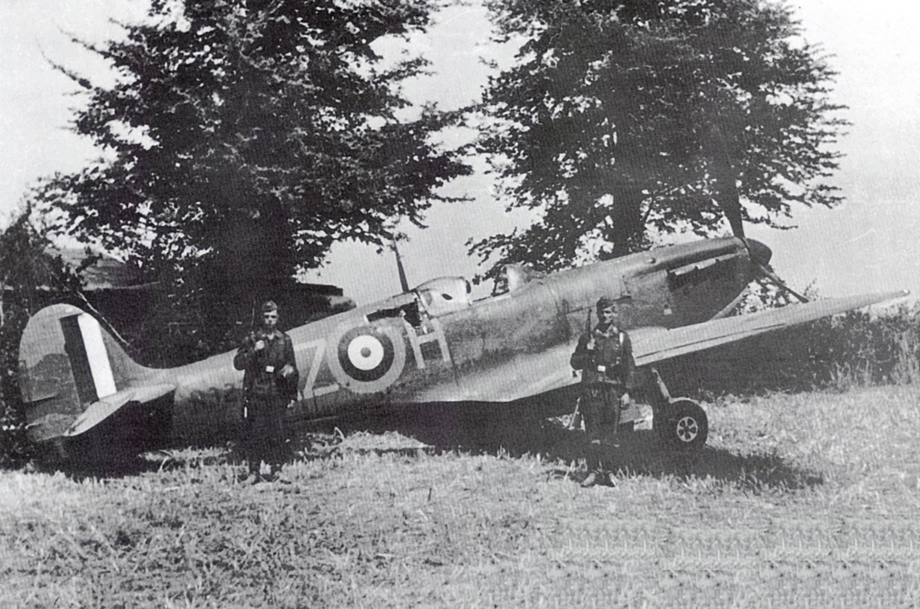 Spitfire-MkIa-RAF-234Sqn-AZH-Richard-Hardy-N3277-forced-landed-Cherbourg-France-Aug-15-1940-01.jpg