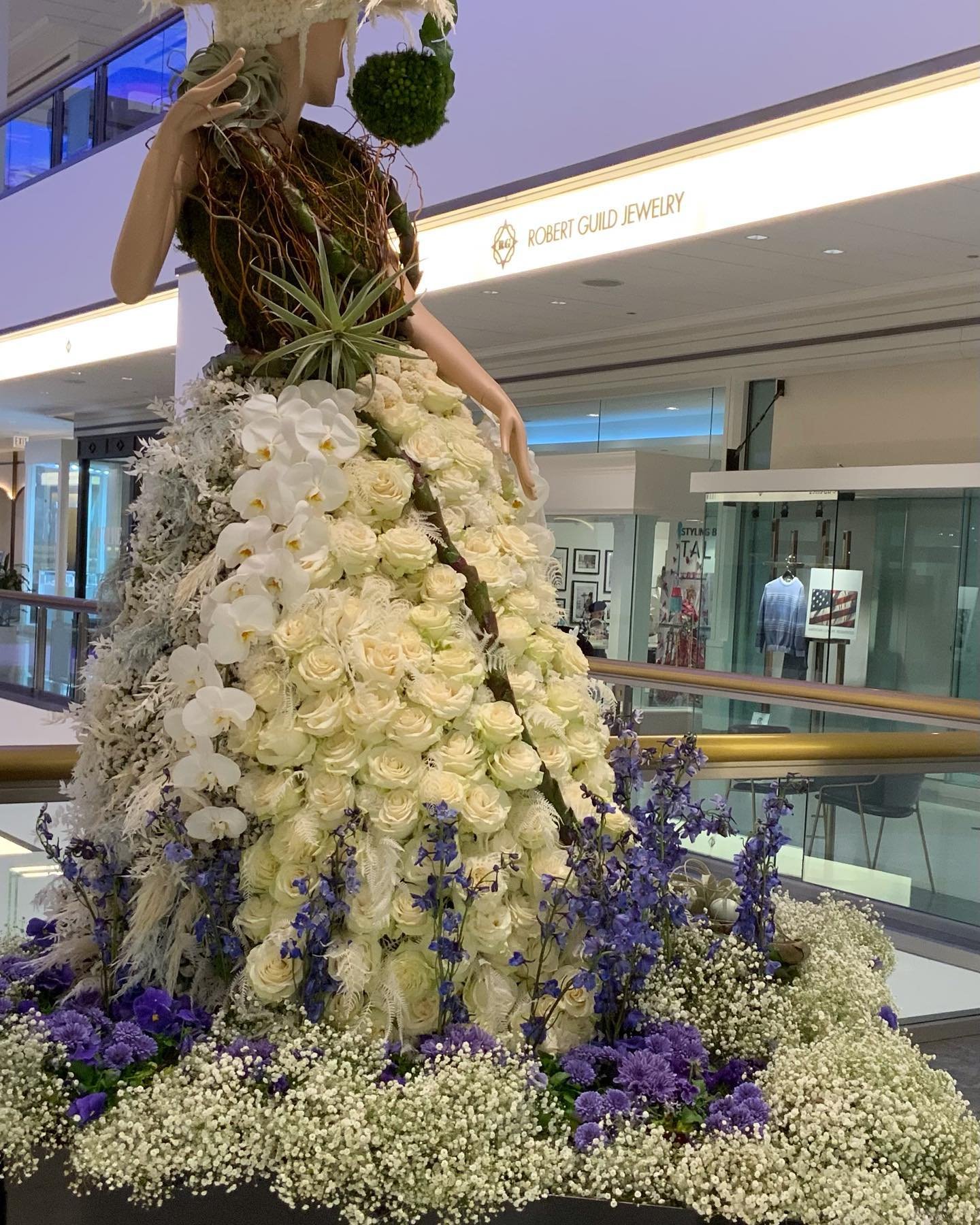 Come enjoy the spectacular floral creations right outside our door! 💐🌷🌸 Fleurs de Villes is here for 2 more days at 900 N Michigan.
#900northmichiganshops