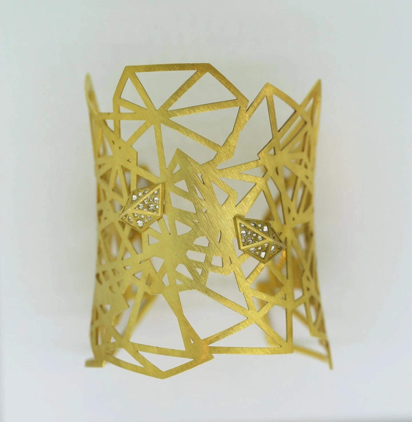 Get up-close and personal with our Shattered Cuff Bracelet with Two Pyramids. Crafted in 18k yellow gold with a brushed finish, this cuff bracelet features 50 reverse-set round brilliant diamonds totaling 1.20 cts.
⁠
A silhouette inspired by mesmeriz
