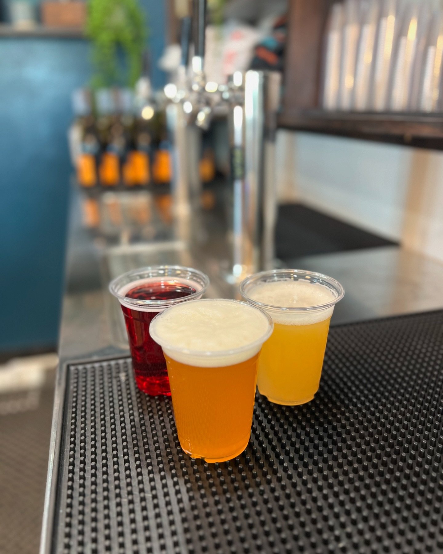 Come enjoy your Friday night with us!! We have some new beers on tap and  good eats! Our food trucks tonight are Bird Box, Culinary Mafia @thomm_yumm_thai and @bigjakesdogs 

#craftbeer #foodtrucks #taphouse #foodpark #casagrandeaz #arizona #cider #o