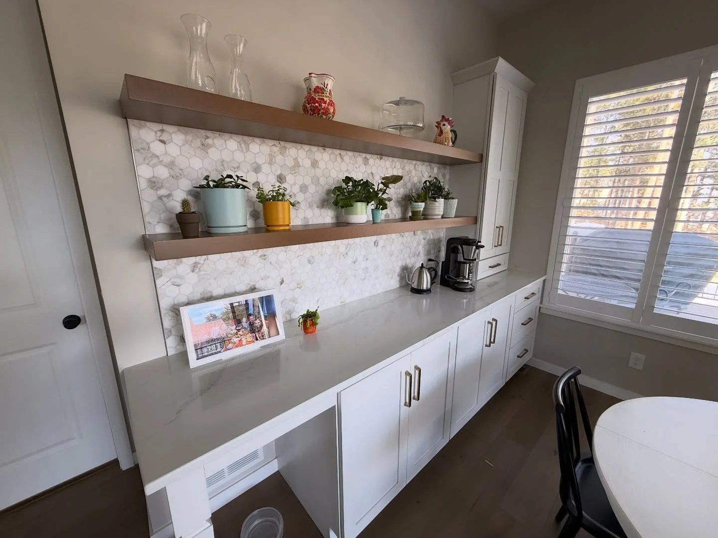 This coffee bar looks like it came with the house&hellip; and that was the goal ☕✨&rdquo;

This kitchen didn&rsquo;t need a remodel &mdash; it needed a missing piece.

We designed this custom coffee bar to feel like it had always been here:
✔ Matched