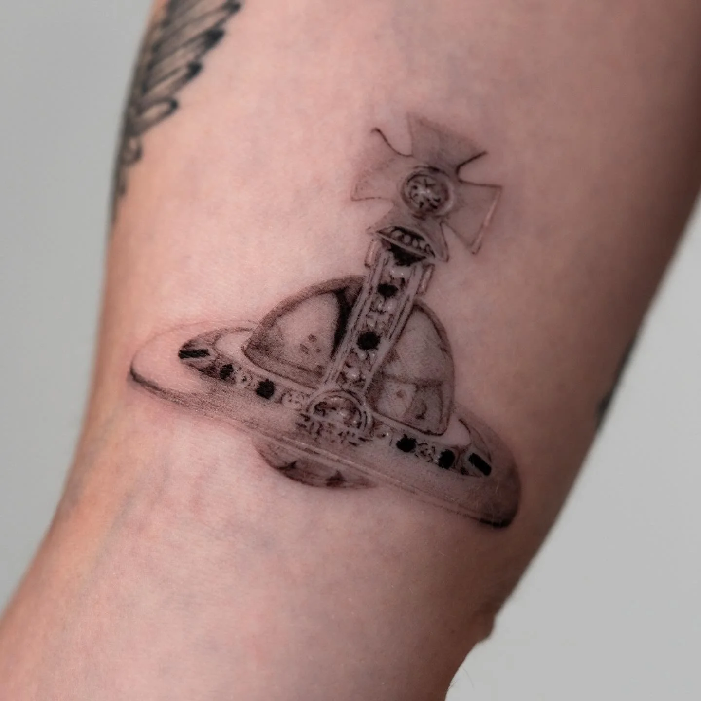 Viv forever 🖤 this little one was so fun
Thanks Cora
.
.
.
.
.
#viviennewestwood #viviennewestwoodtattoo #singleneedle #finelinetattoo #illustrativetattoo #microrealismtattoo #vancouvertattoo #sullensoil