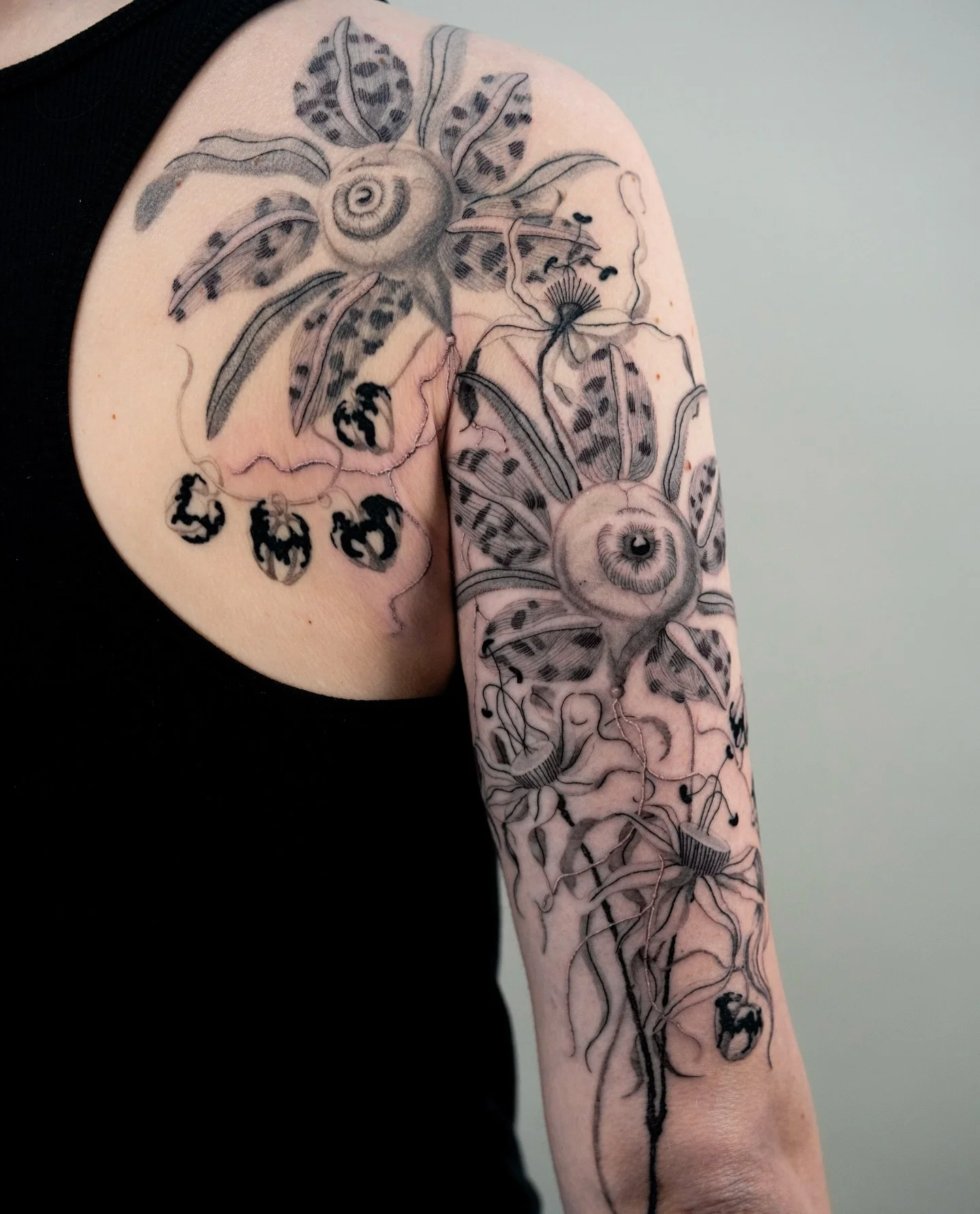 Thank you @dirtspindle for the trust! 
Emma said do w.e &amp; make it weird 
I love when people say that!! So happy to finally have the opportunity to work these eyeball flowers into a piece, I&rsquo;ve been wanting to tattoo them for a min! 
Forever