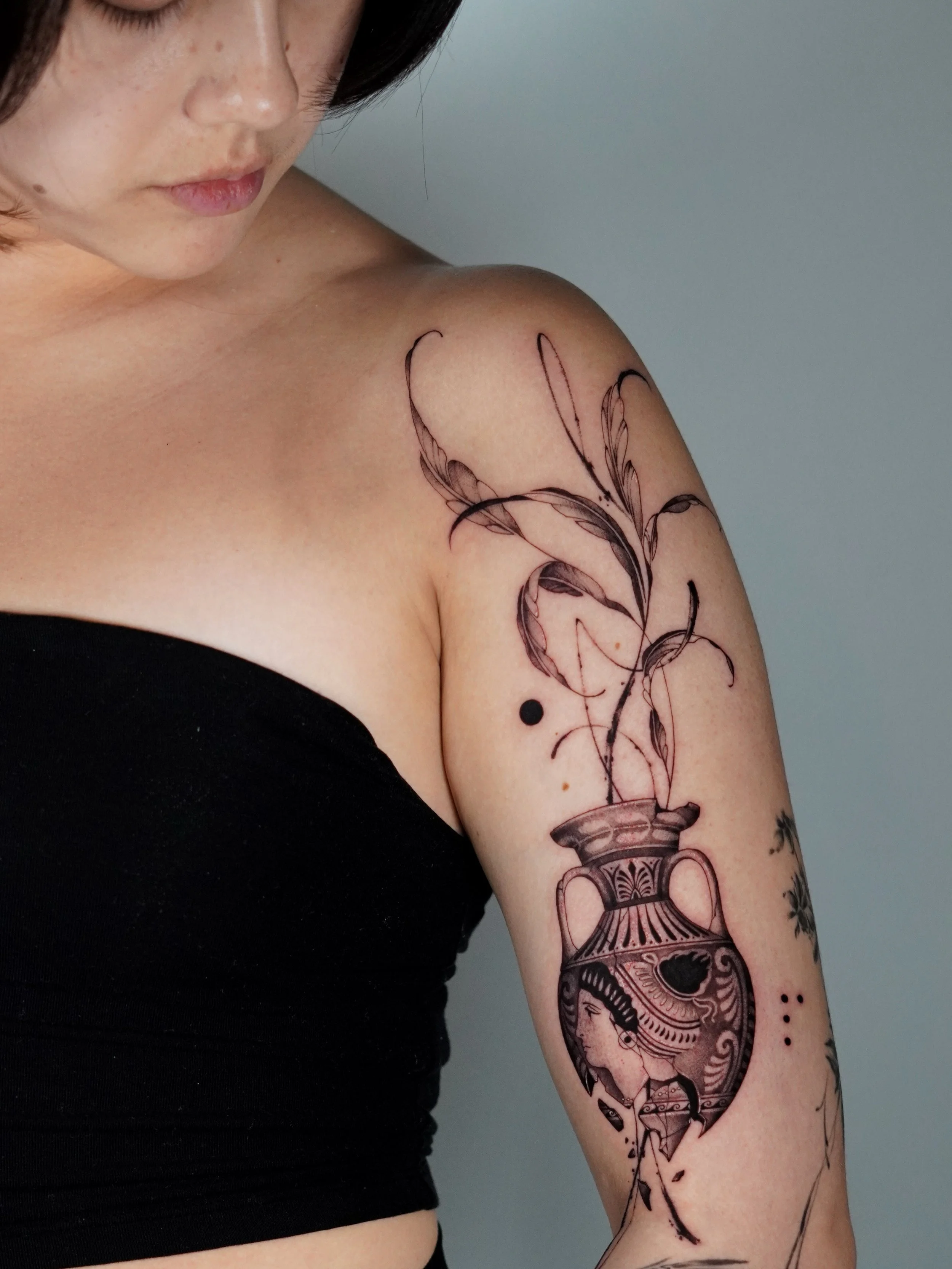 The moment I saw this Etruscan vase, I fell in love with it. So happy I got to bring it to life as a tattoo for my beautiful client🖤