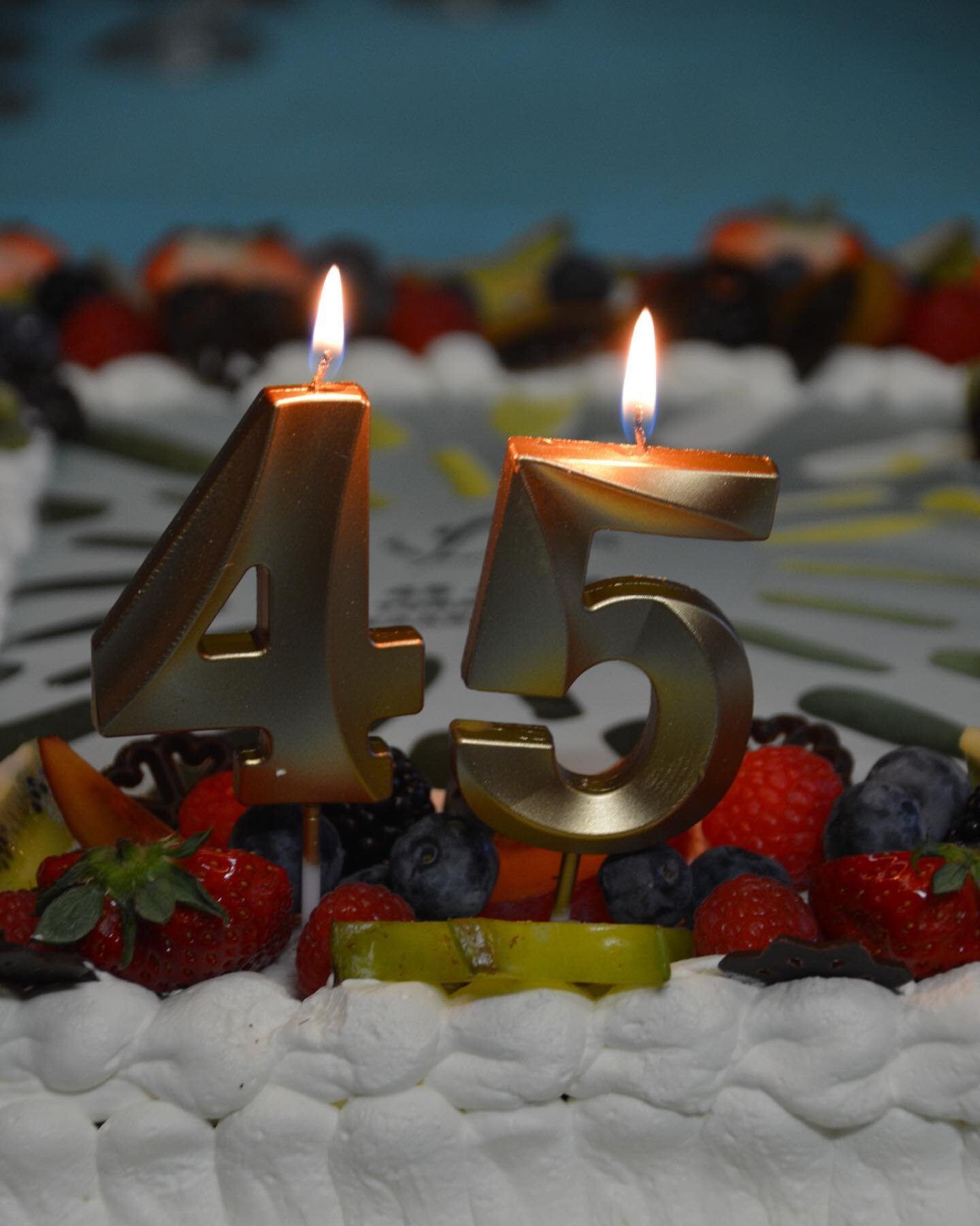 Ons 45 jarig bestaan verdient een feestje met een geweldige taart van bakkerij Priem. Het hart van onze turnkring (ons Annie) werd ook in de bloemetjes gezet🎂💐 #45years #party #turnkringgeraardsbergen