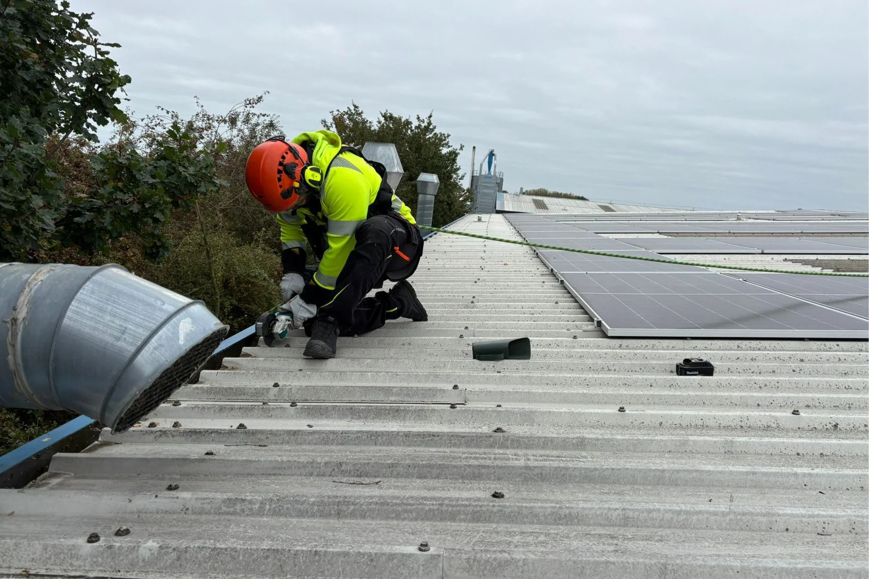 2025 Omnicleans_gutter cleaning9.jpg