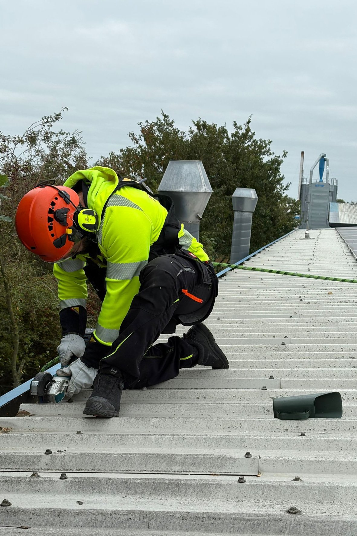 2025 Omnicleans_gutter cleaning.jpg