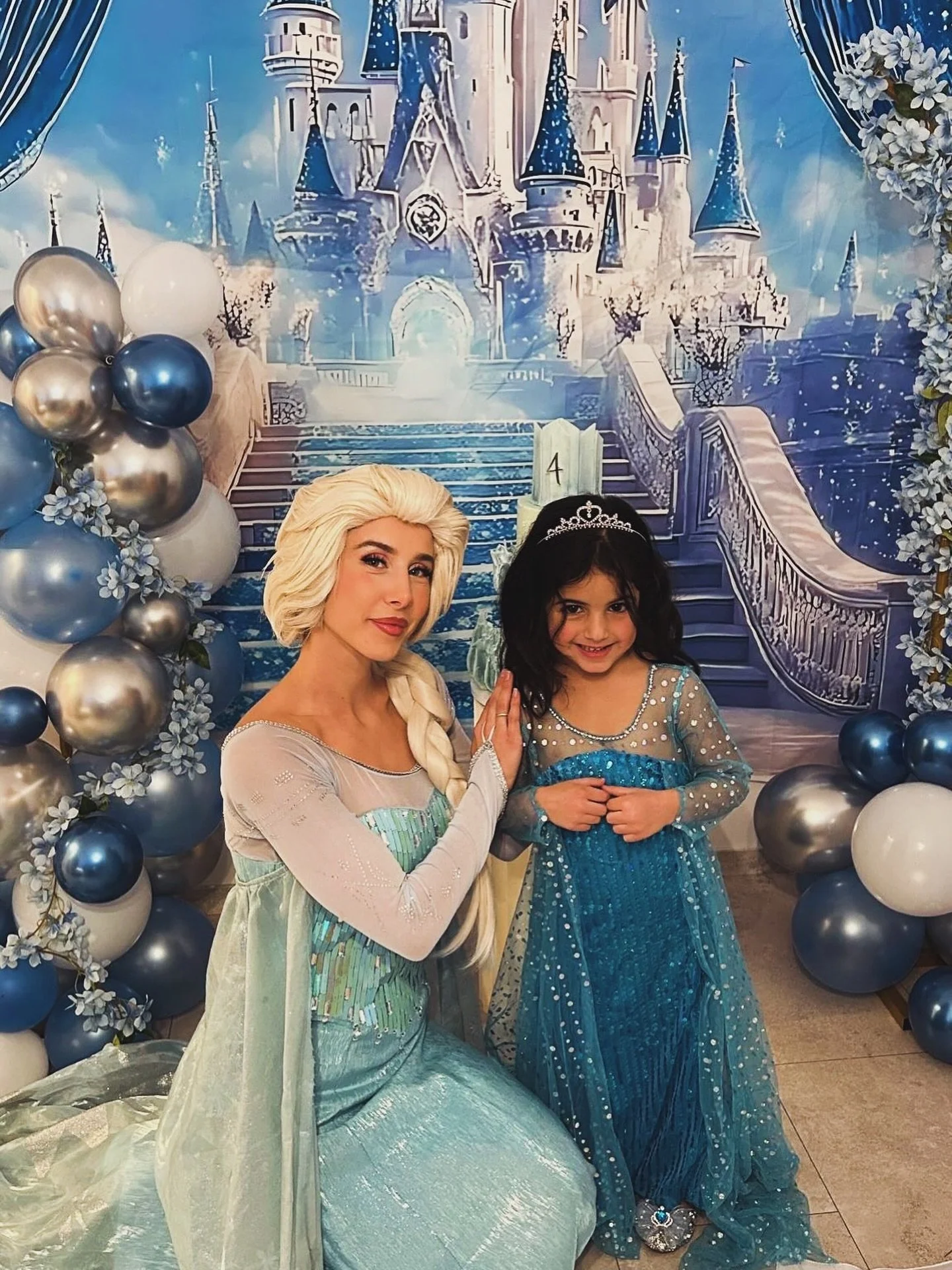 ✨ Die sch&ouml;nste Zeit des Jahres steht vor der T&uuml;r! ✨

Bald verraten wir euch, auf welchen Weihnachtsm&auml;rkten ihr unsere Schneek&ouml;nigin pers&ouml;nlich treffen k&ouml;nnt. 💙
Wir freuen uns schon riesig auf eine magische und glitzernd