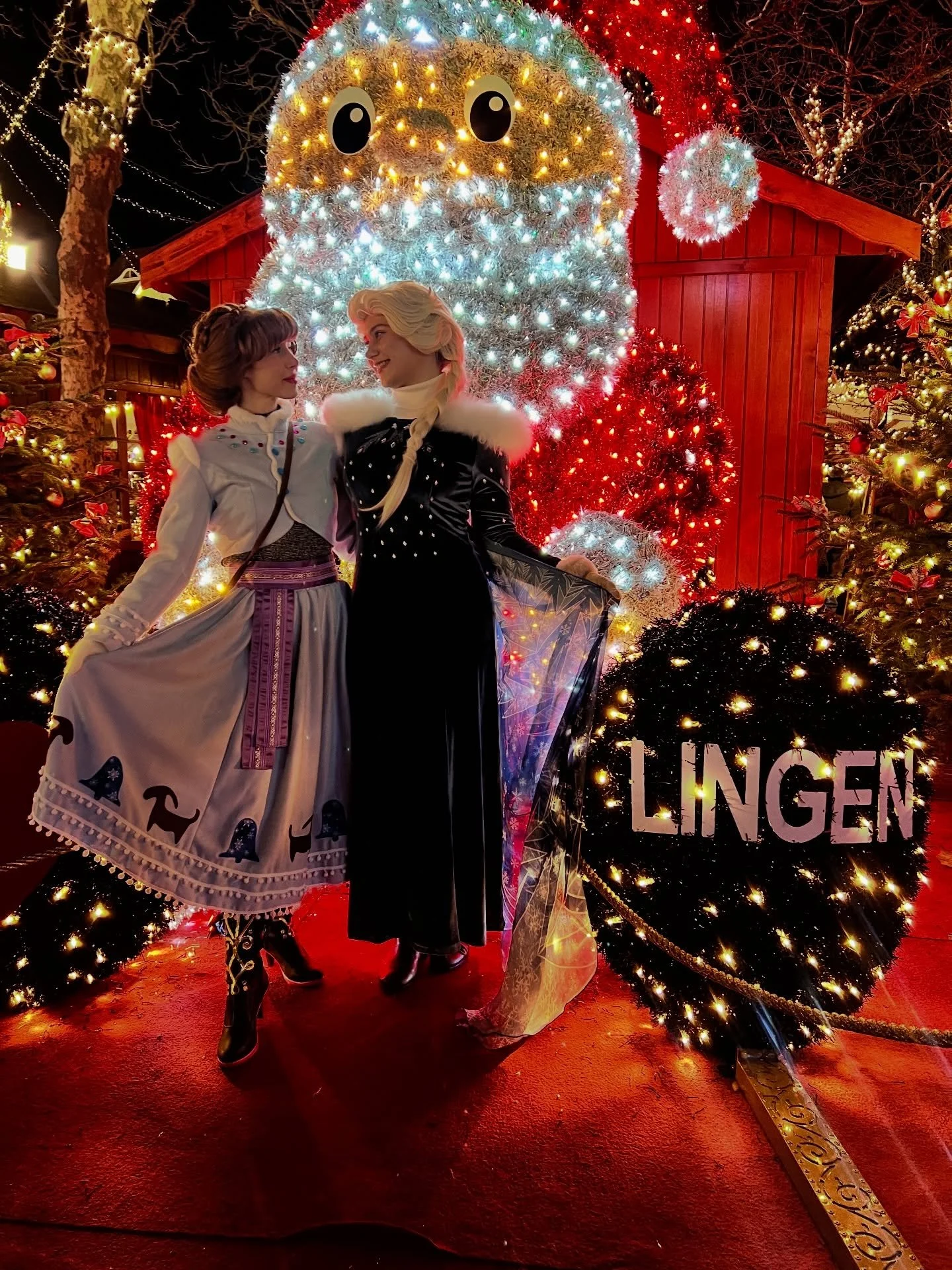 Strahlende Kinderaugen, funkelnde Lichter &amp; die Eisschwestern mittendrin ❄️💙
So f&uuml;hlt sich echte Weihnachtsmarkt-Magie in Lingen an! ✨

#WeihnachtsmarktLingen #Eisschwestern #Familienzauber #niedersachsen #bremen #frozen #kinderunterhaltung