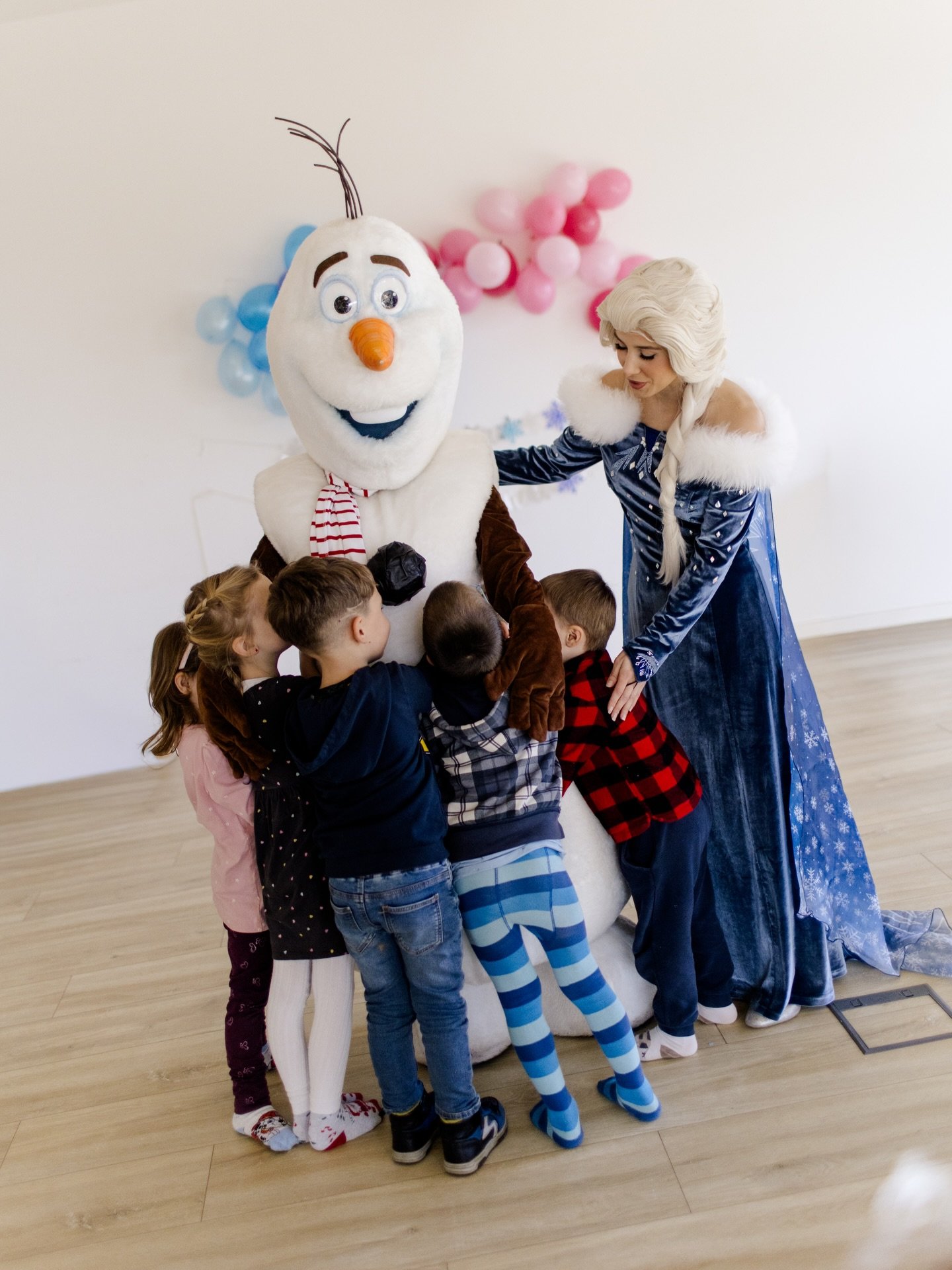 Die Schneek&ouml;nigin und der fr&ouml;hliche Schneemann hatten jede Menge Spa&szlig; bei diesem zauberhaften Kindergeburtstag ❄️🎉
Strahlende Kinderaugen, Lachen und ganz viel Magie &ndash; genau so lieben wir M&auml;rchenmomente 💙

Vielen Dank f&u