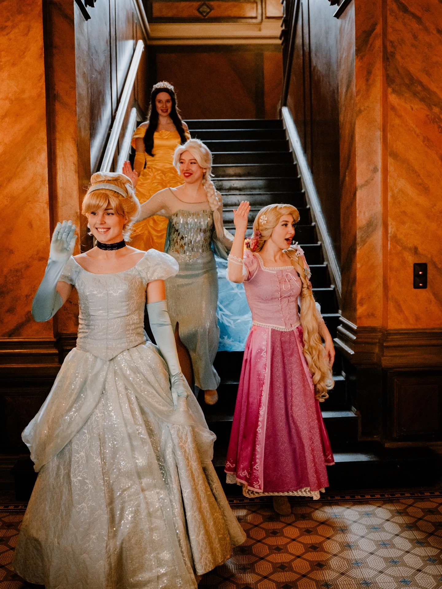 Prinzen- und Prinzessinnenball im Schloss Etelsen 👑

K&ouml;nnt ihr euch die strahlenden Gesichter sowohl der Kinder als auch der Erwachsenen vorstellen, als die Prinzessinnen elegant die Treppe hinabschritten? 
Wir durften Teil dieses m&auml;rchenh