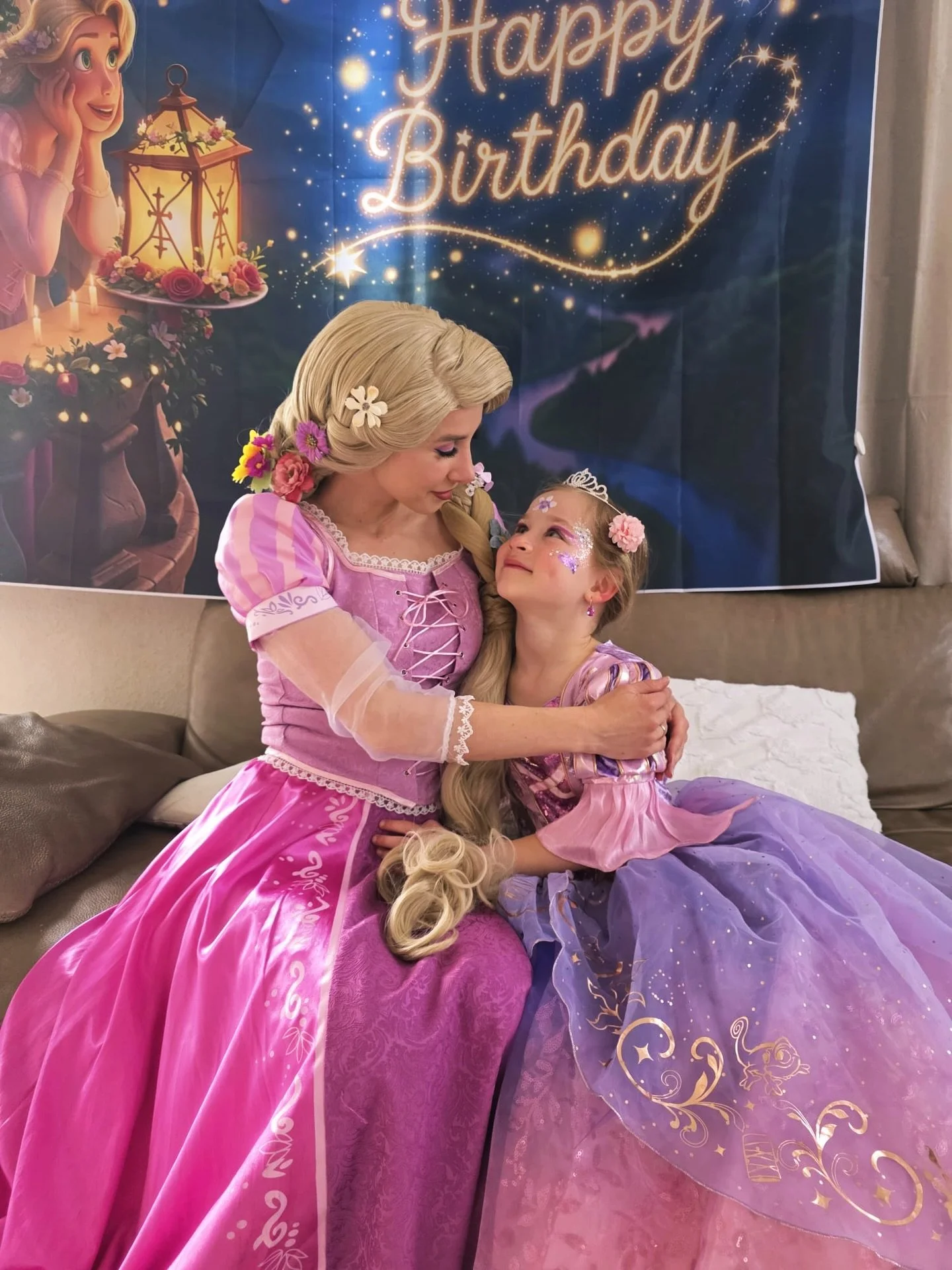 &bdquo;Das ist der beste Tag aller Zeiten!&ldquo; 🌸

Rapunzel durfte zum 4. Mal die liebe Pia &uuml;berraschen 🎉 Es wurde ger&auml;tselt, getanzt &amp; geschminkt ✨ Seifenblasen und nat&uuml;rlich das Kr&ouml;nchen f&uuml;r das Geburtstagskind durf