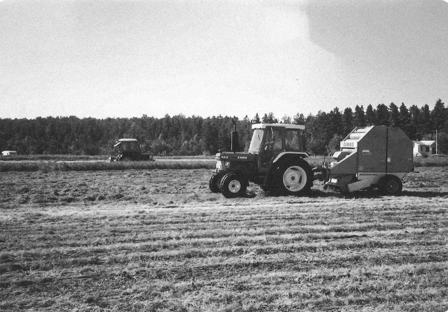Gammelt bilde av Solastranden Gård med traktor på marka.jpg
