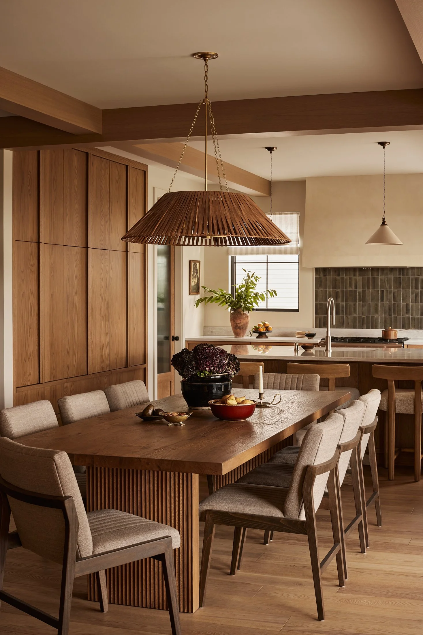 blanc-marine-marie-victorin-residence-dining-table.jpg