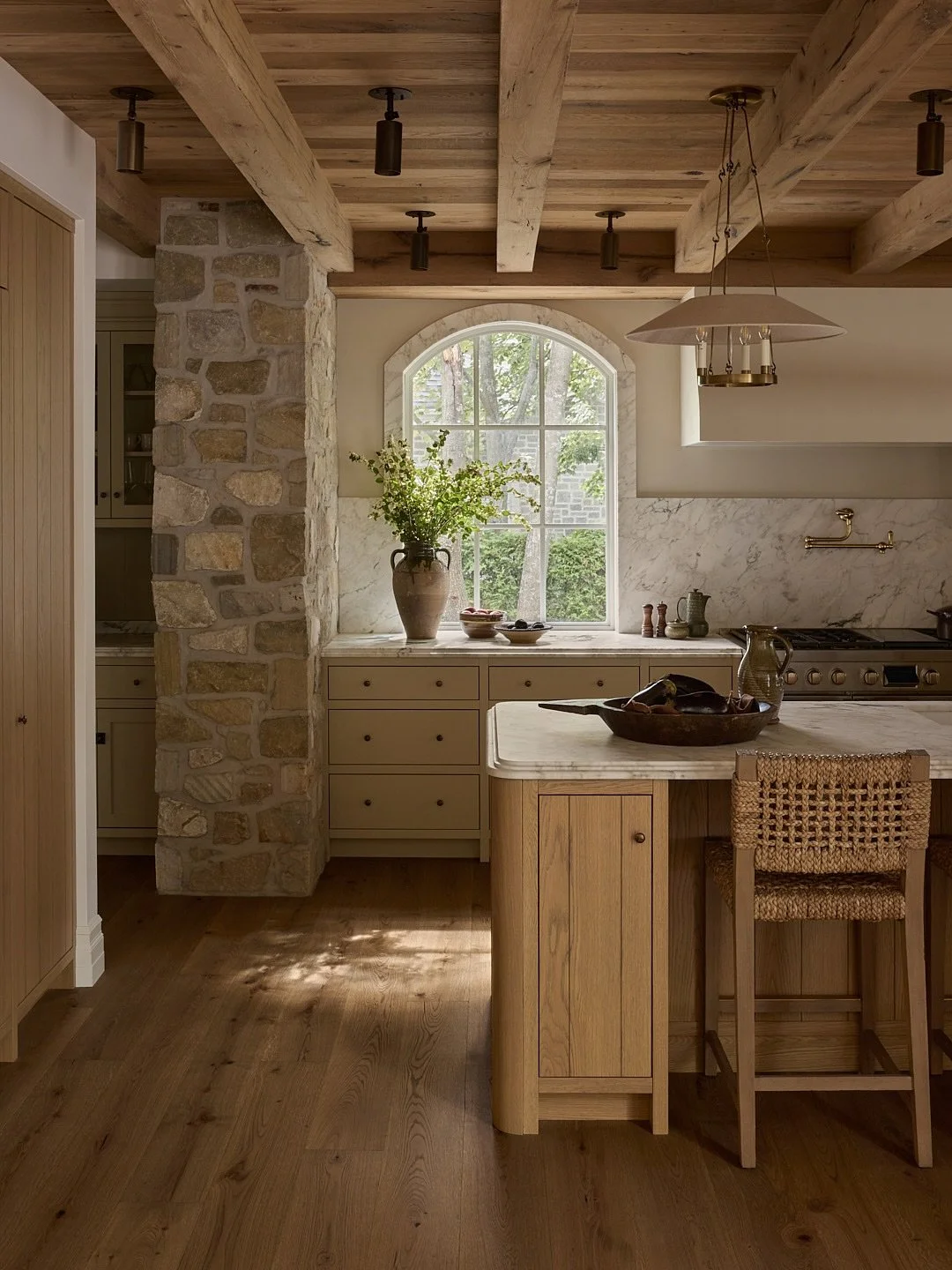 R&eacute;sidence Du Bosquet 🤎
Nous avions tellement h&acirc;te de vous d&eacute;voiler les premi&egrave;res images de ce projet de r&eacute;novation d&rsquo;envergure!

La cuisine, au c&oelig;ur de cette maison enti&egrave;rement repens&eacute;e, re