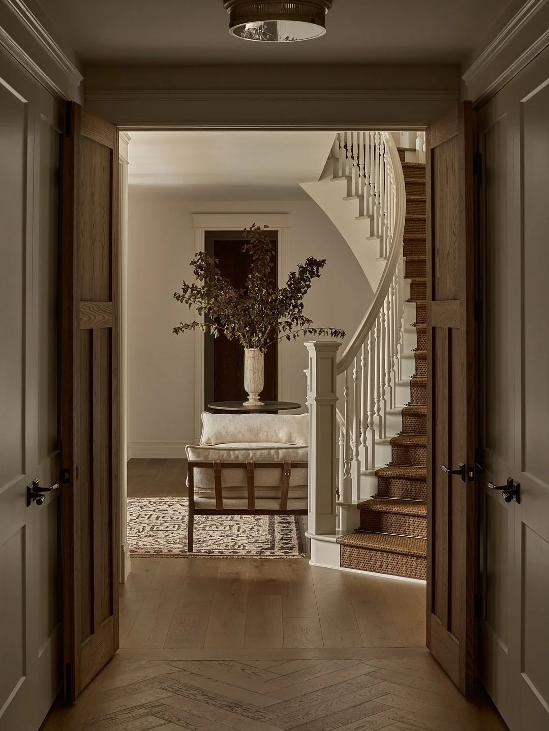 Un vestibule invitant et spacieux, regorgeant de caractère architectural. Nous adorons la cloison vitrée qui encadre le magnifique escalier 🤎
_____
An inviting and spacious entrance hall brimming with architectural character. We love