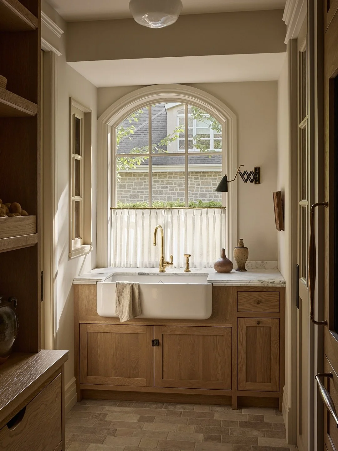 Un espace si beau qu’on chercherait presque un prétexte pour y passer la journée : cuisiner, rêver, ou simplement savourer la beauté du quotidien 🤎
Quand on a le luxe d’intégrer une arrière-cuisi