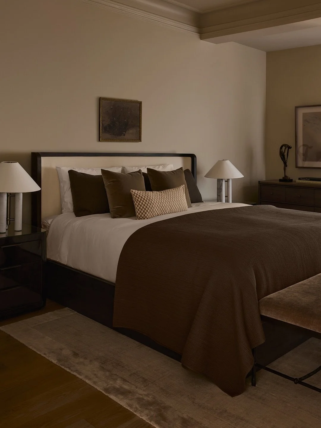 Le genre de chambre qui donne envie de ralentir un peu 🤎

Chaque &eacute;l&eacute;ment a &eacute;t&eacute; choisi pour cr&eacute;er une harmonie feutr&eacute;e : un &eacute;quilibre entre mobilier haut de gamme et pi&egrave;ces d&rsquo;art en ton su