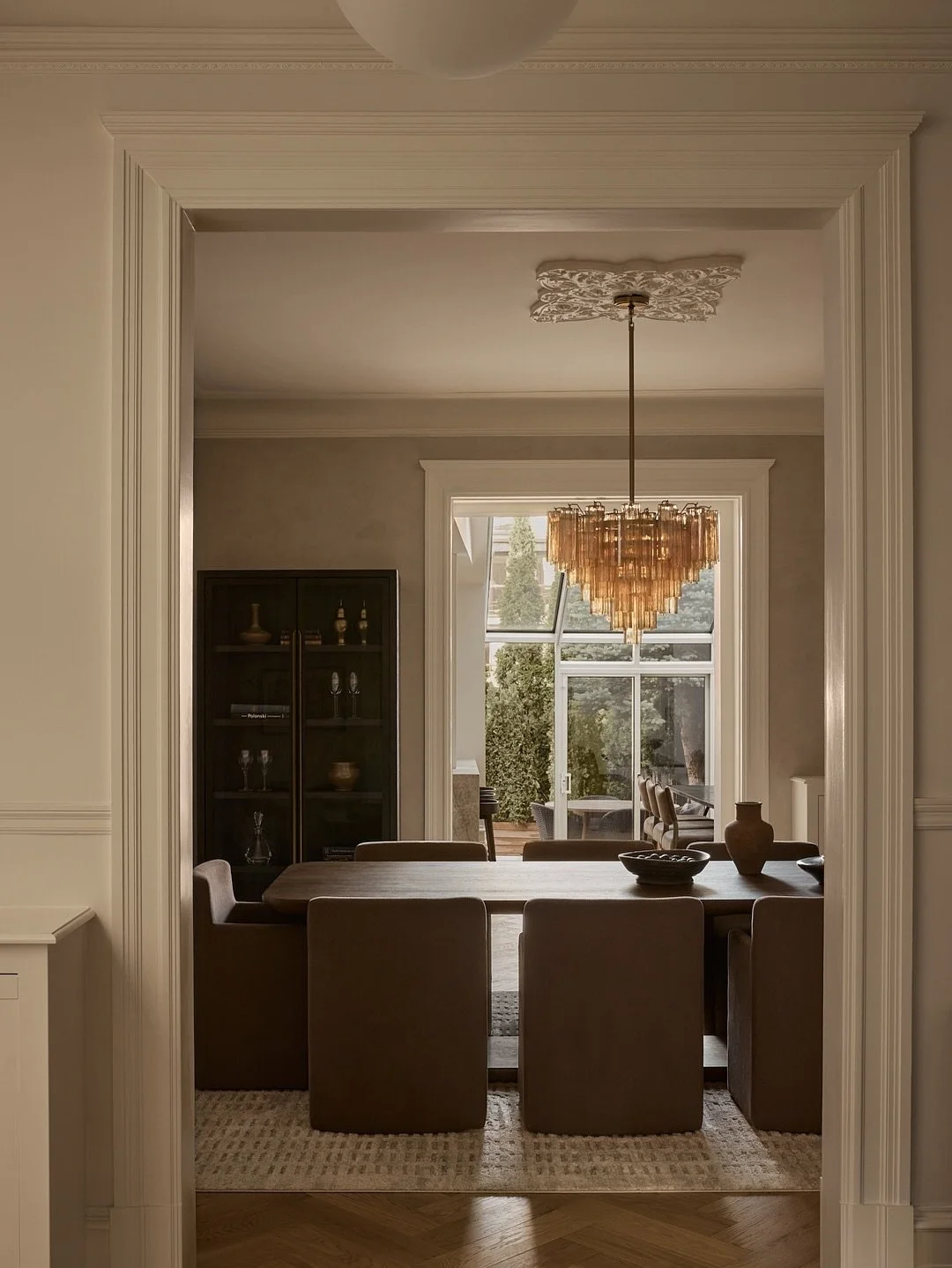The dining room at Olivier Residence 🤎
Probably one of our favorite spaces from this project. Between the sculptural chandelier and the architectural composition, everything finds its balance.
The rooms aren&rsquo;t part of one big open space, but r